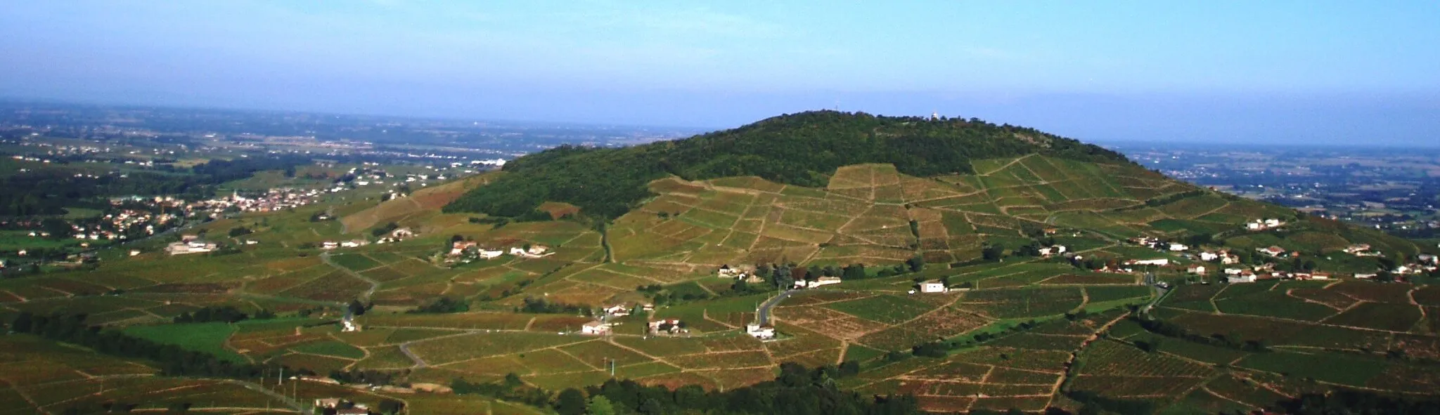 Photo showing: Le mont brouilly, vu de quincié-en-beaujolais (vue aérienne).