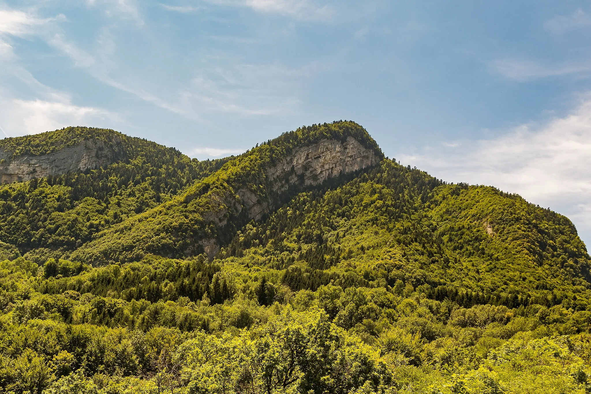 Photo showing: Northeast slope of the Bange mountain since the pont de l'Abîme in Cusy, France.