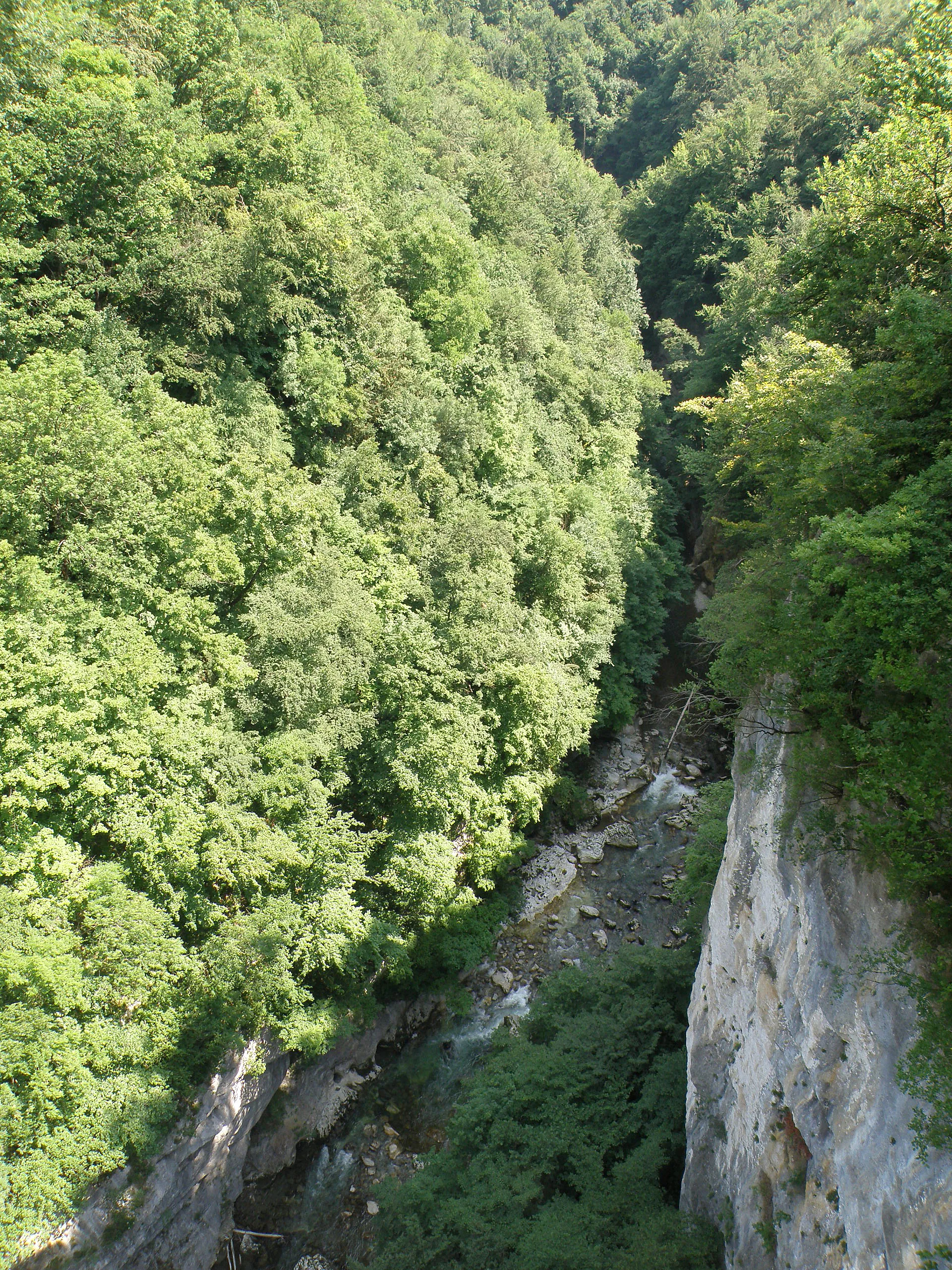 Photo showing: Bridge shadow @ Pont de l'Abîme @ Les Gorges du Chéran @ Bauges