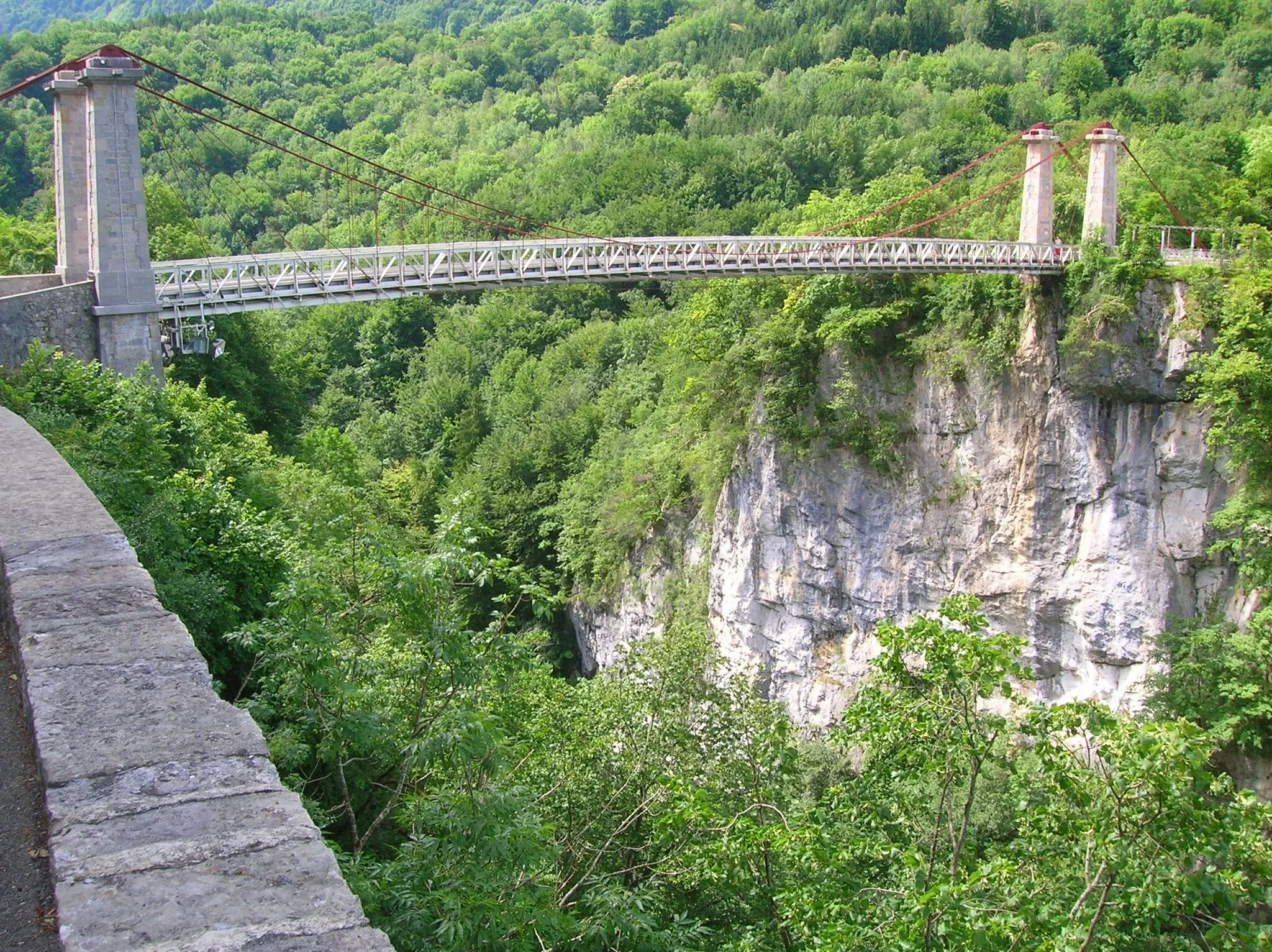 Photo showing: Cusy, commune du département de la Haute-Savoie (région Rhône-Alpes, France). Pont de l’Abîme. Le torrent Chéran vu depuis le pont.