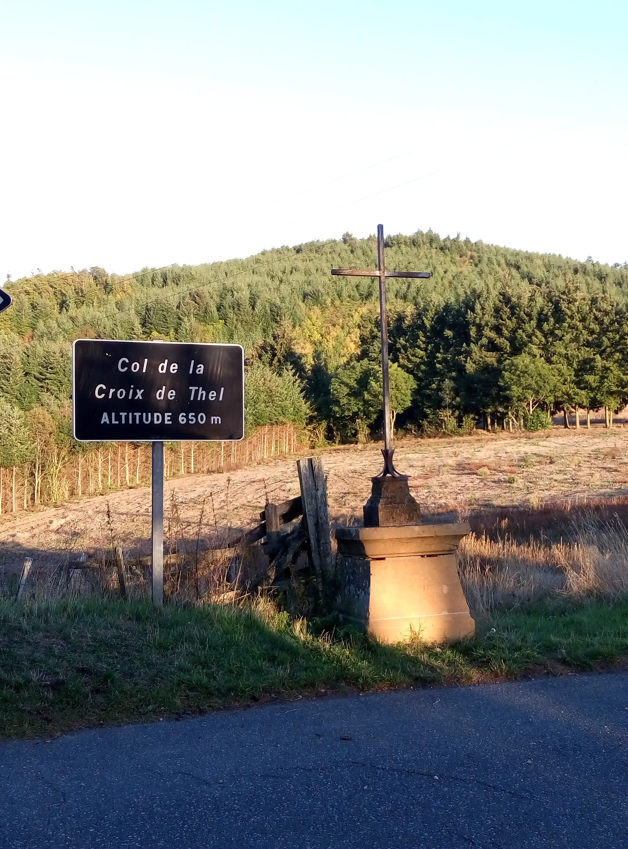 Photo showing: Col de la Croix de Thel : panneau et croix.