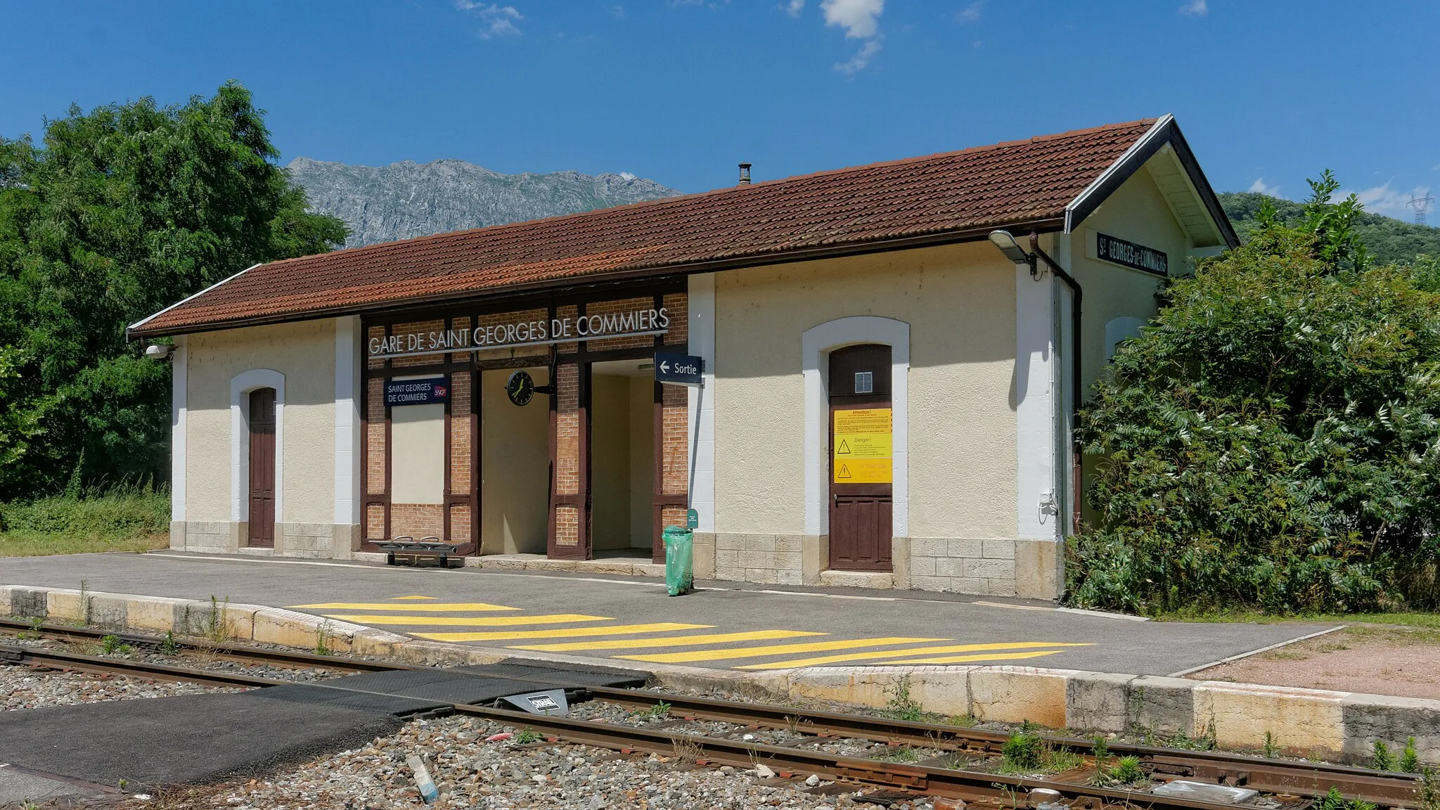 Photo showing: Abri de la gare de Saint-Georges-de-Commiers