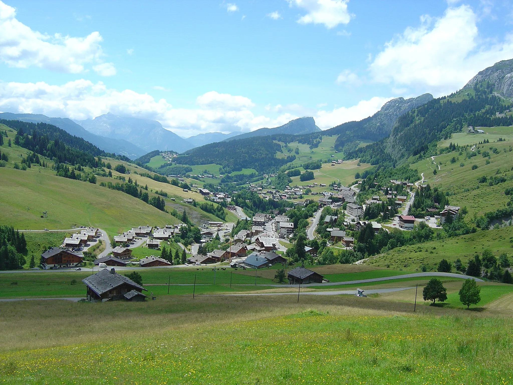 Photo showing: Village de Le Chinaillon vu depuis la route du col de la Colombière