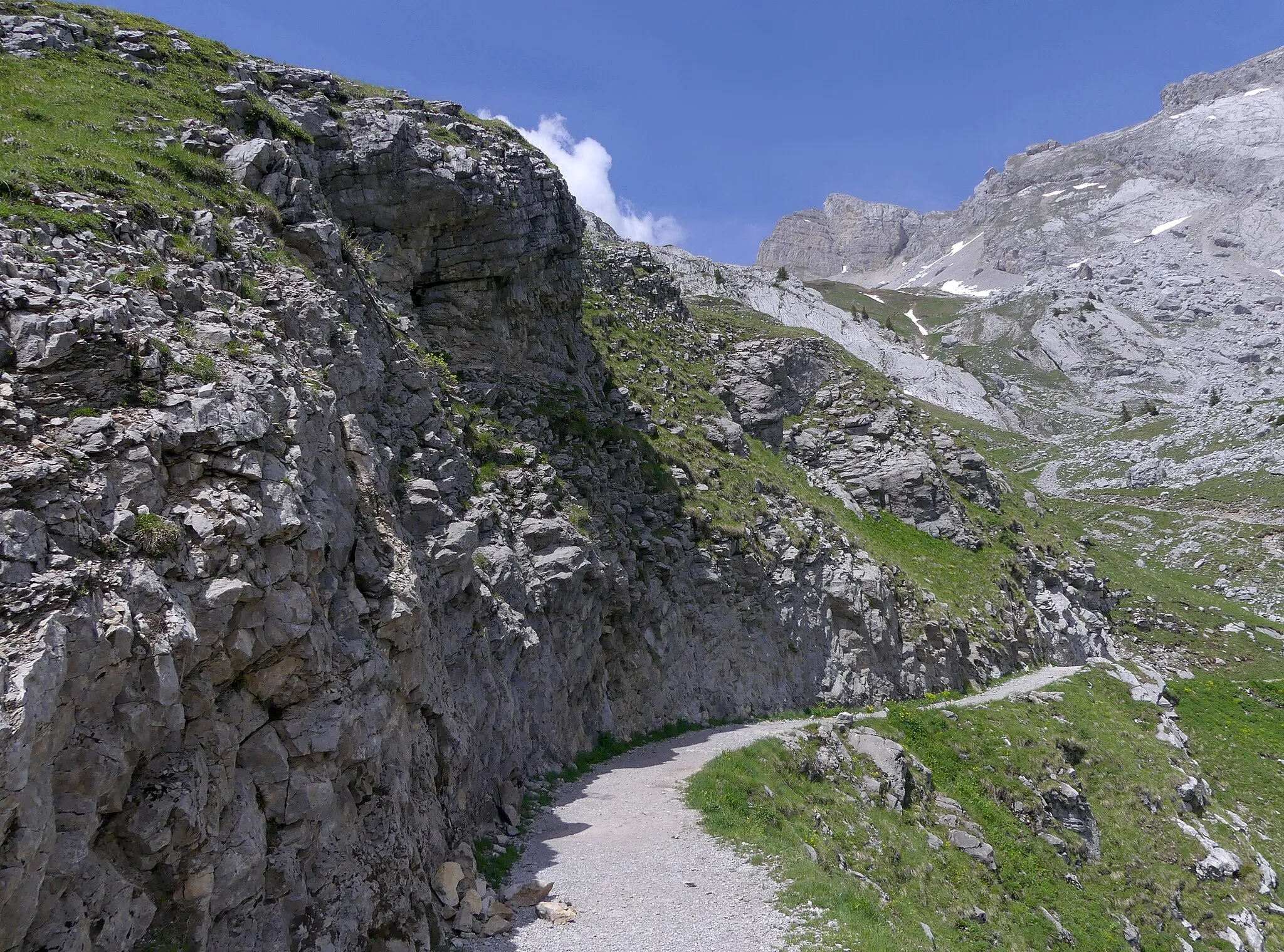 Photo showing: Sight of the foot track from Col de la Colombière pass (1,600 meters high) to the southern tops of Bornes mountains, in Haute-Savoie, France.