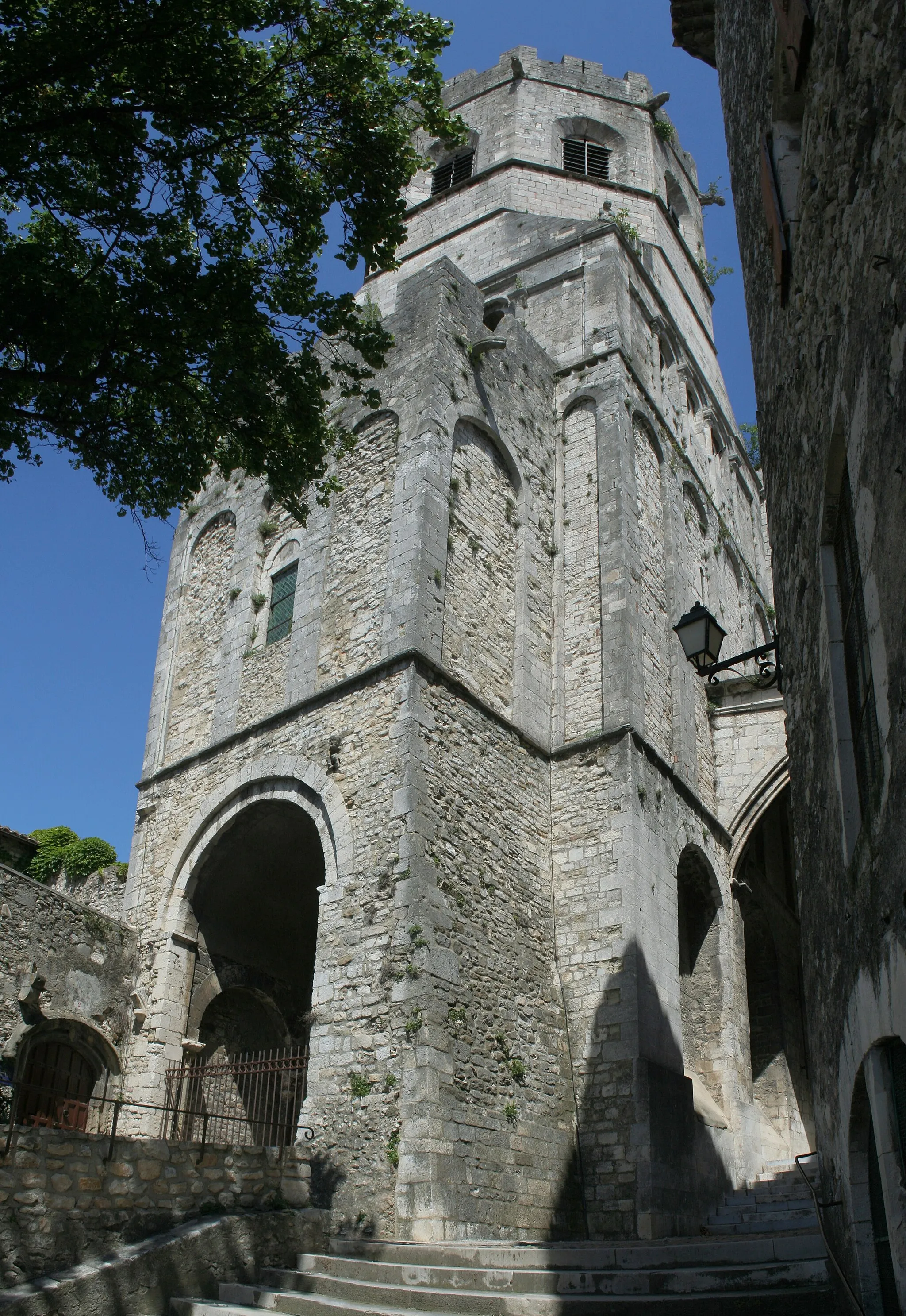 Photo showing: Clocher de la cathédrale de Viviers (Ardèche), classée monument historique.
Montage de 4 photos avec Hugin, recadrage avec Gimp