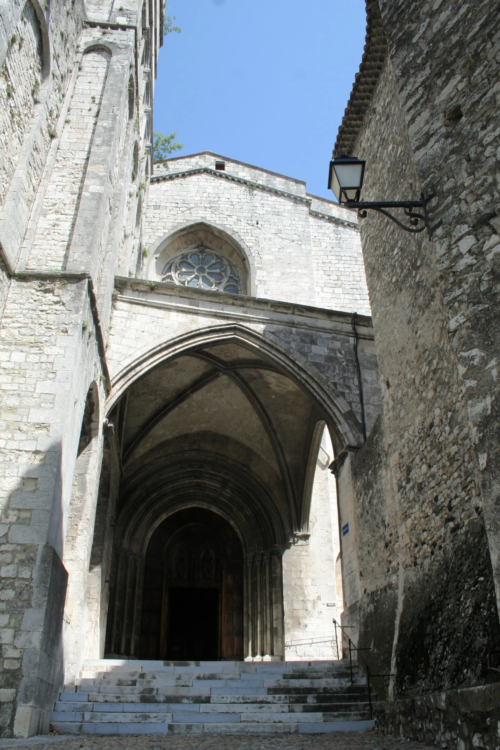 Photo showing: Porche de la cathédrale de Viviers (Ardèche).