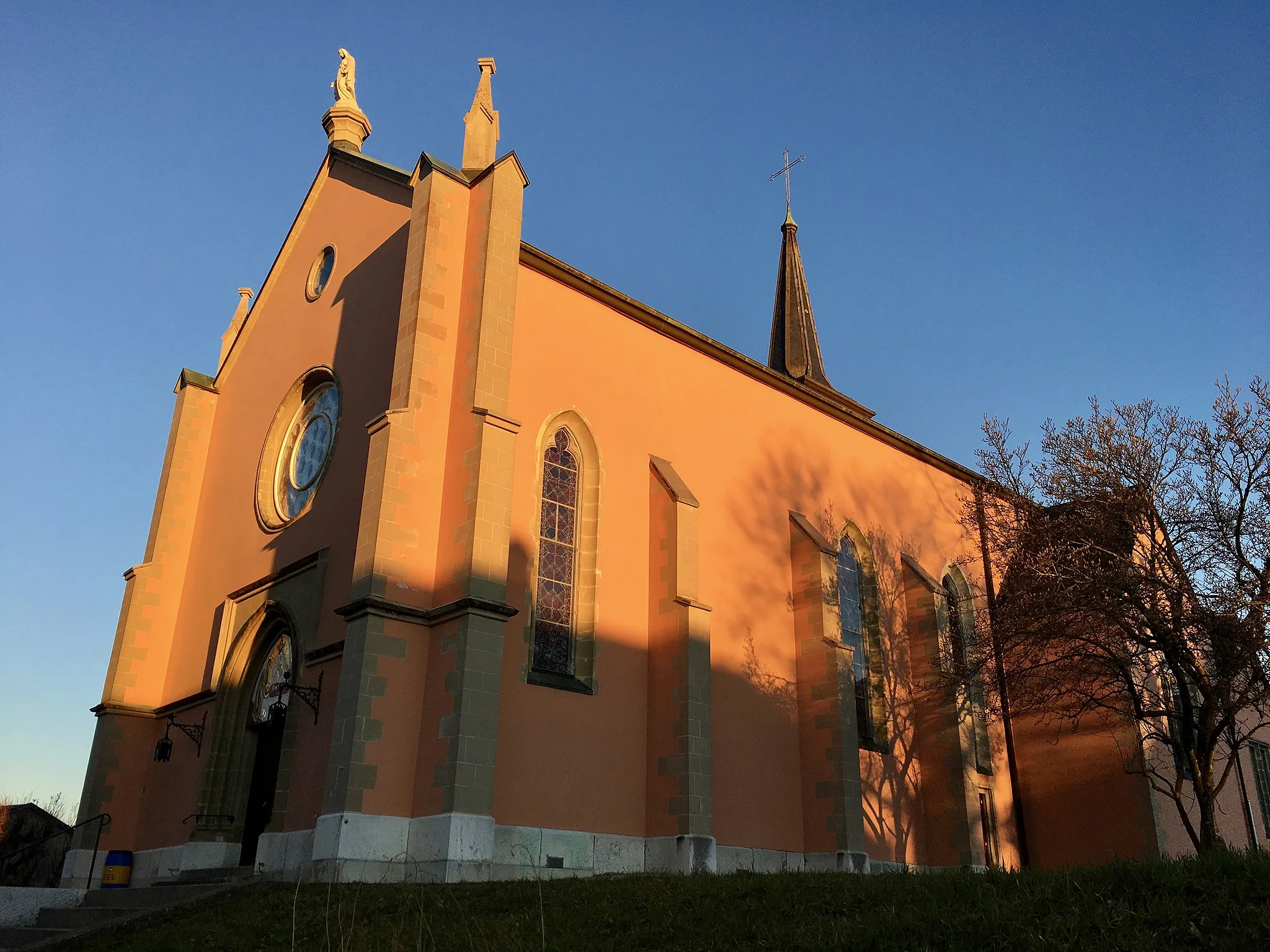 Photo showing: This is the Catholic church found in Bernex