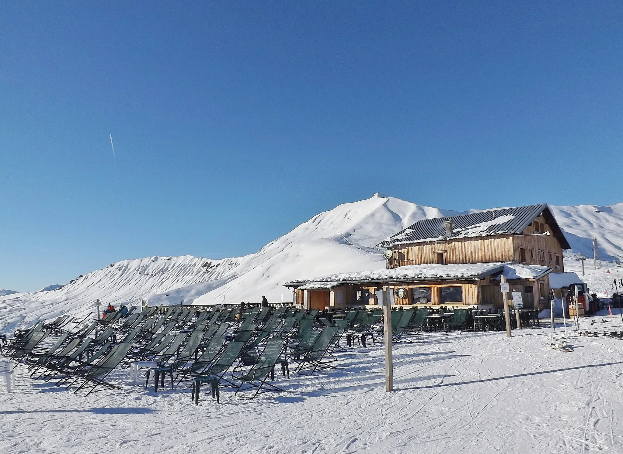 Photo showing: Sight of the restaurant Chez Gaston, at the col dy Joly pass (1,989 meters high) on Hauteluce-Les Contamines ski resort, in Savoie and Haute-Savoie, France.