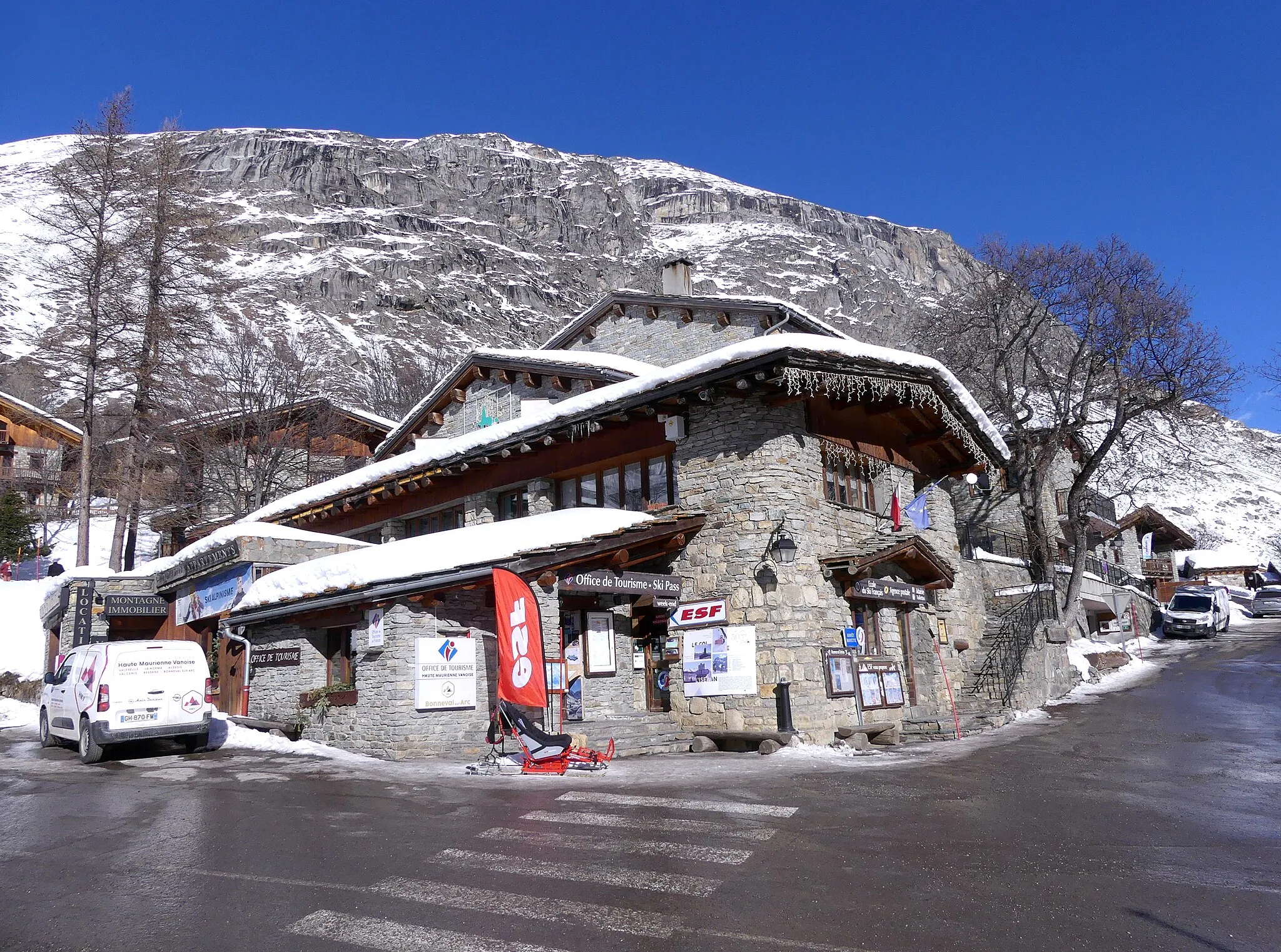 Photo showing: Sight, in winter, of Bonneval-sur-Arc town hall and tourist office, in Savoie, France.