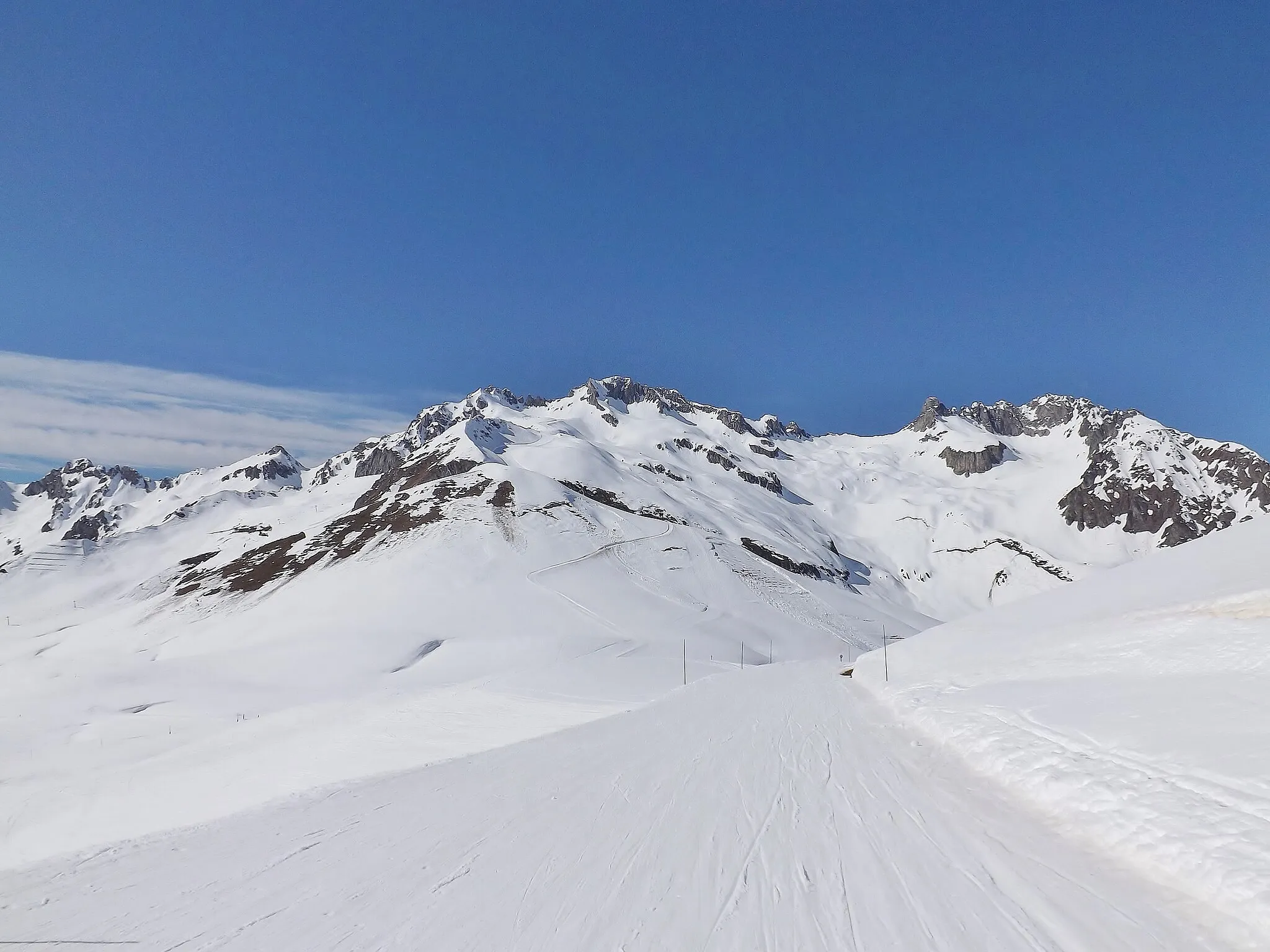 Photo showing: Sight of the Le Col ski track, leading to the col de la Madeleine pass, at Saint-François-Longchamp ski resort, in Savoie, France.