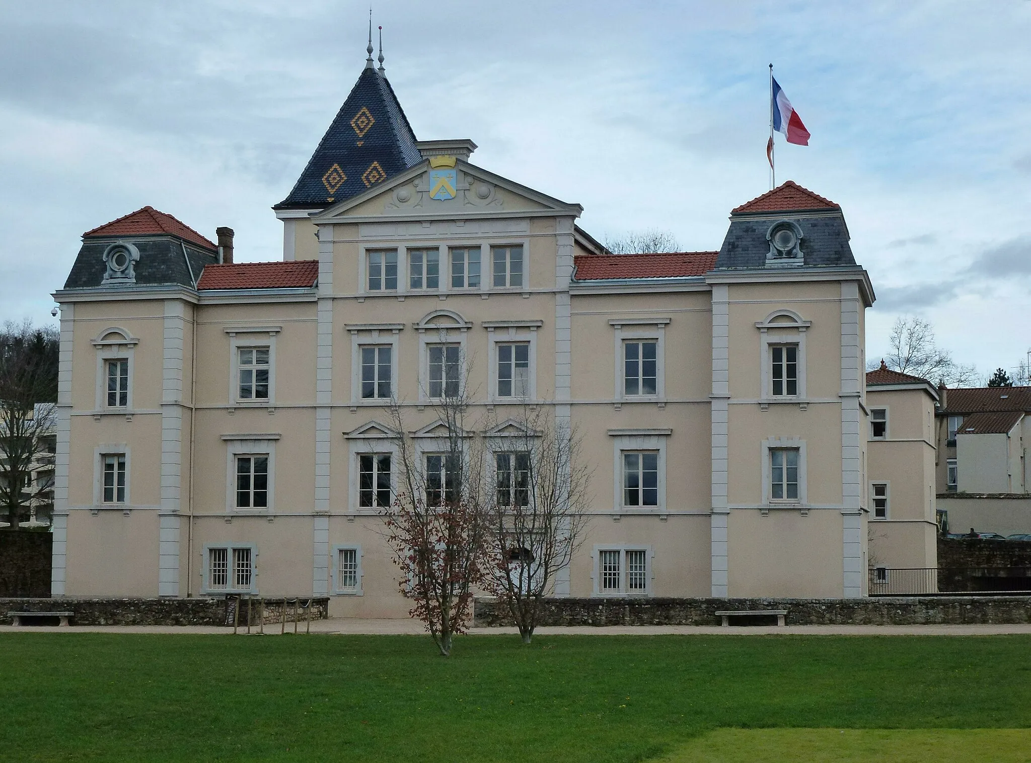 Photo showing: Façade occidentale du château d'Ombreval à Neuville-sur-Saône dans le Rhône