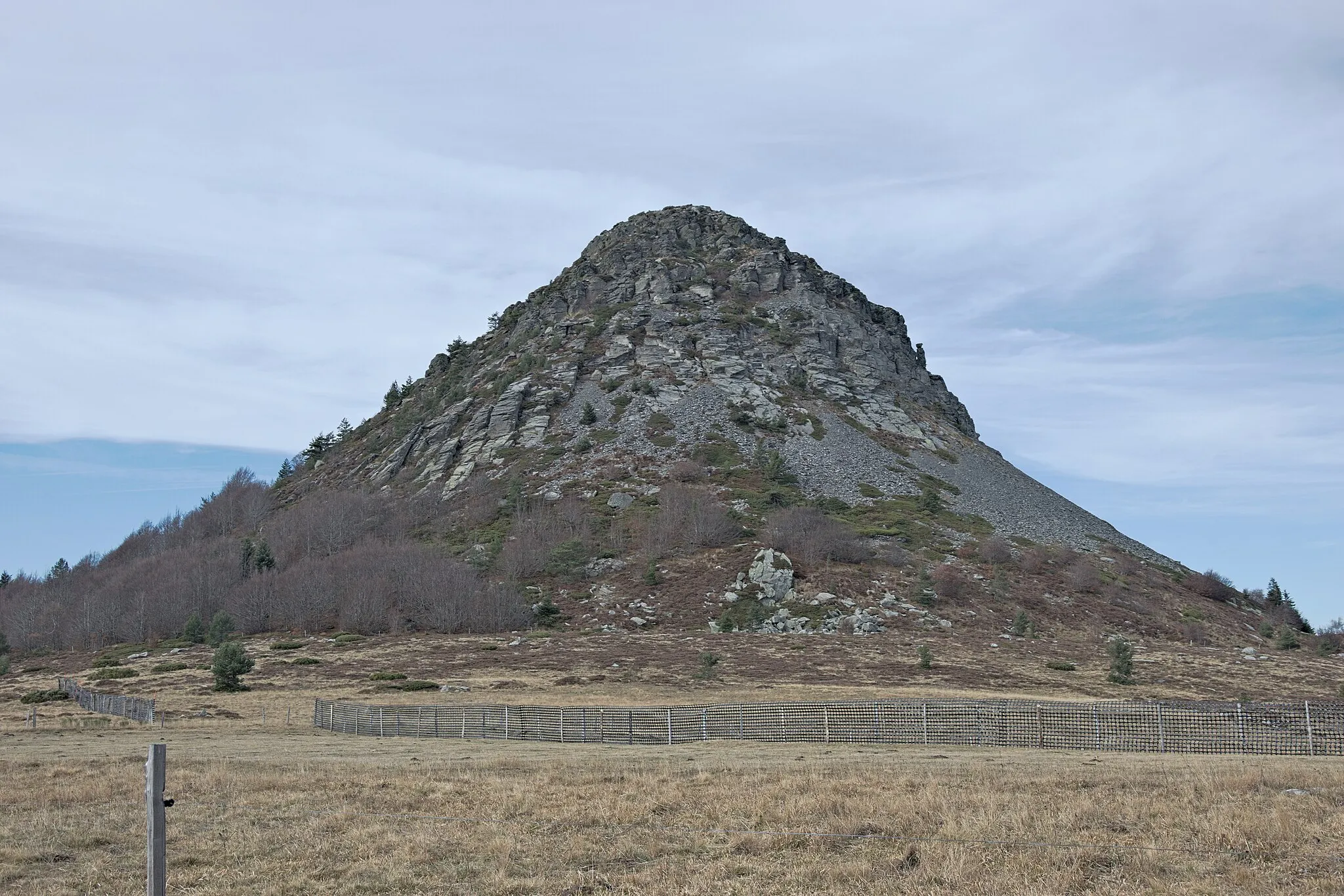 Photo showing: Mont Gerbier de Jonc is a mountain of volcanic origin located in the Massif Central in France.