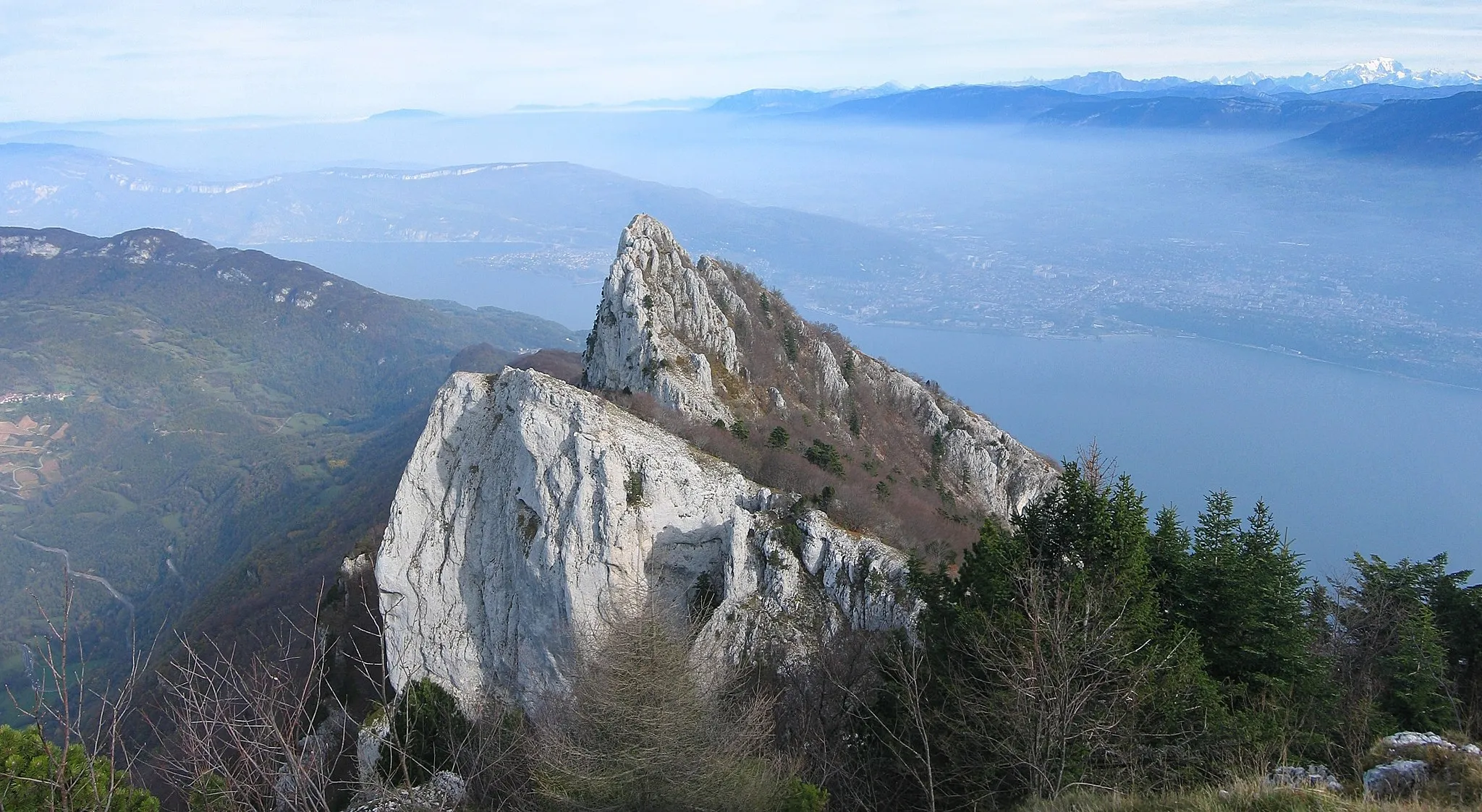 Photo showing: La Dent du Chat (1390m) vue depuis le Mollard Noir. Au fond, le lac du Bourget