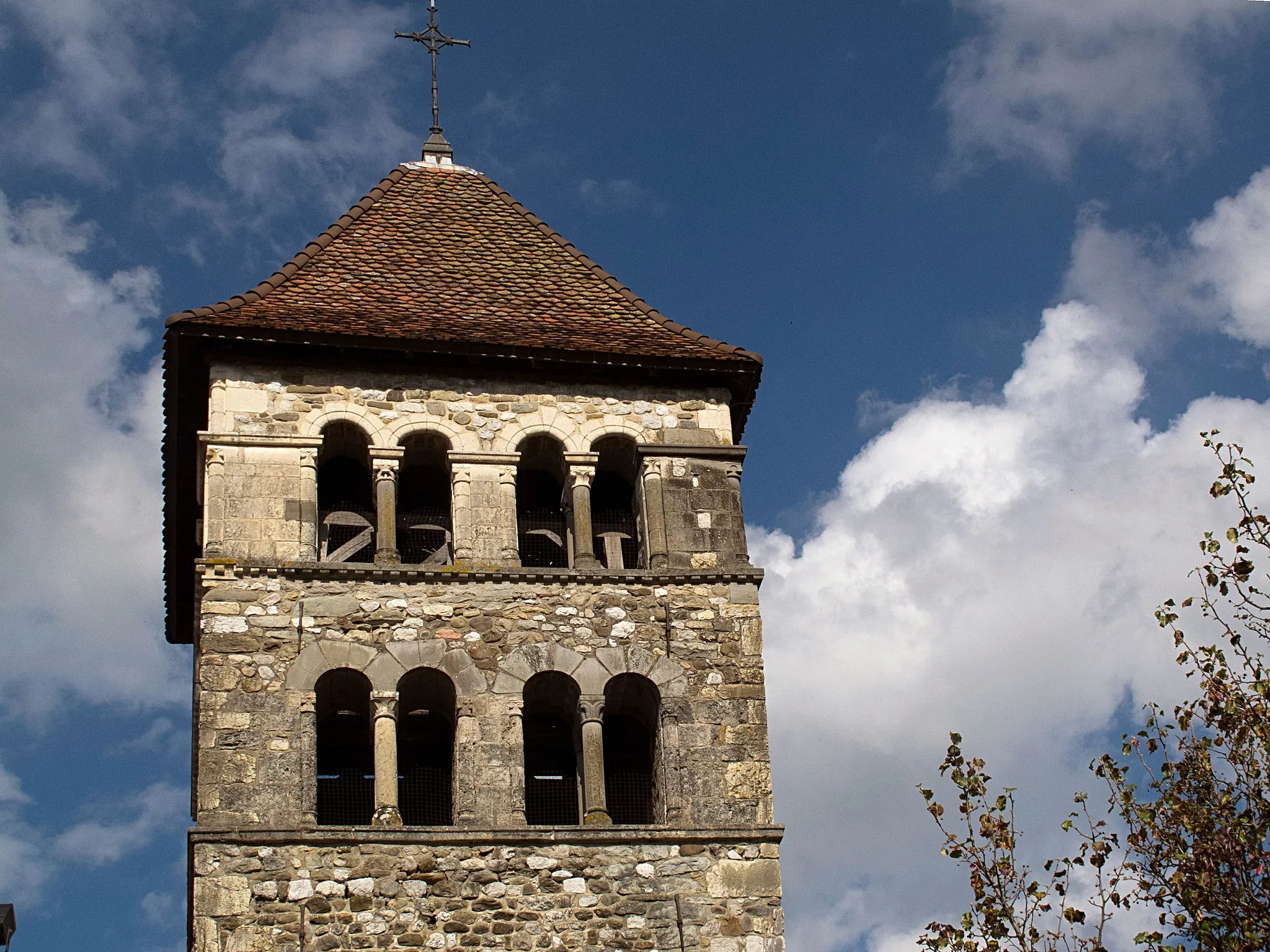 Photo showing: Ce clocher a été érigé à partir du chœur de l'église Notre Dame dont la nef et l'abside ont été détruites pendant la Révolution.