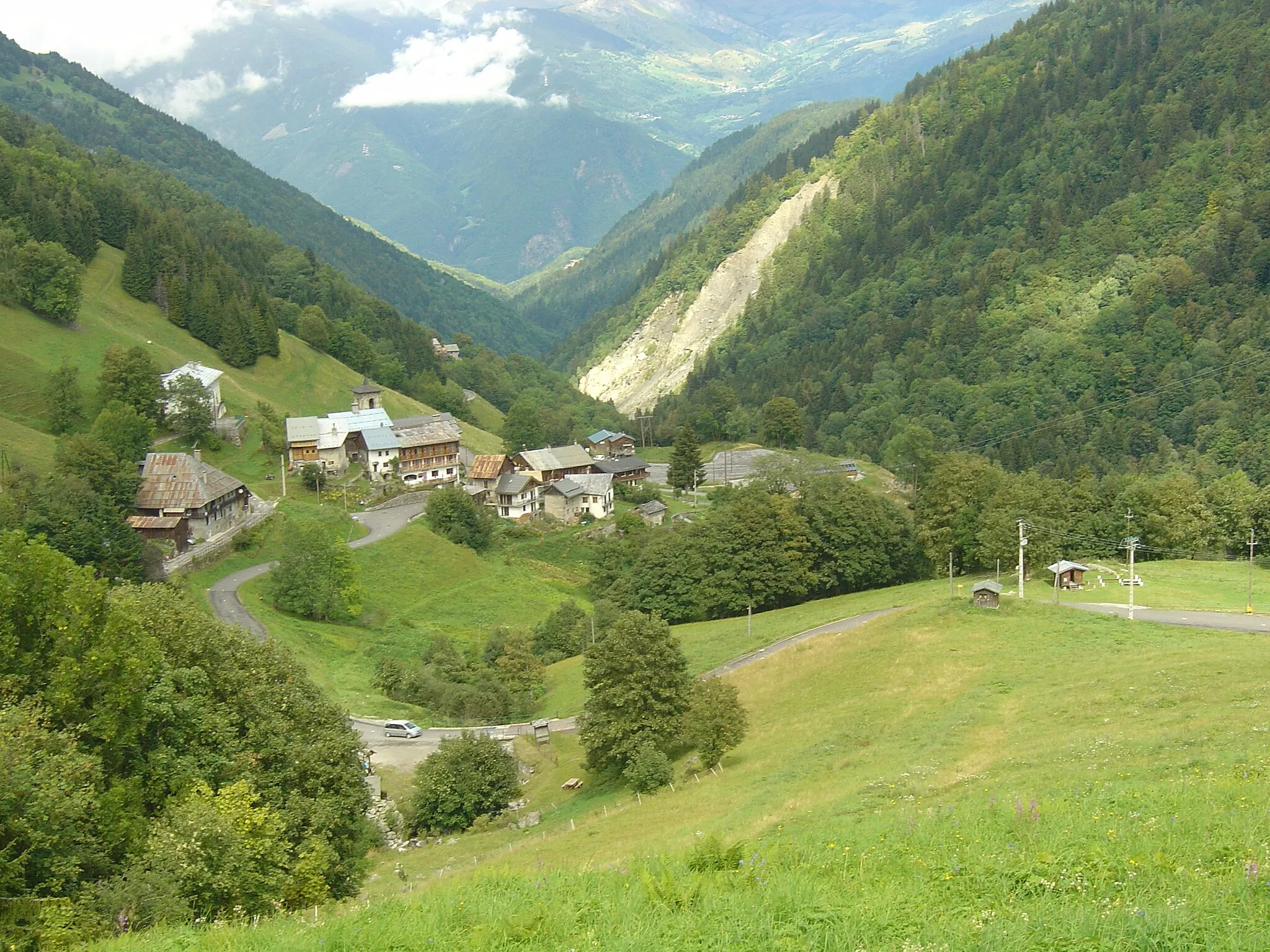 Photo showing: Village pittoresque de Celliers dans l'ascension du col de la Madeleine par le versant nord