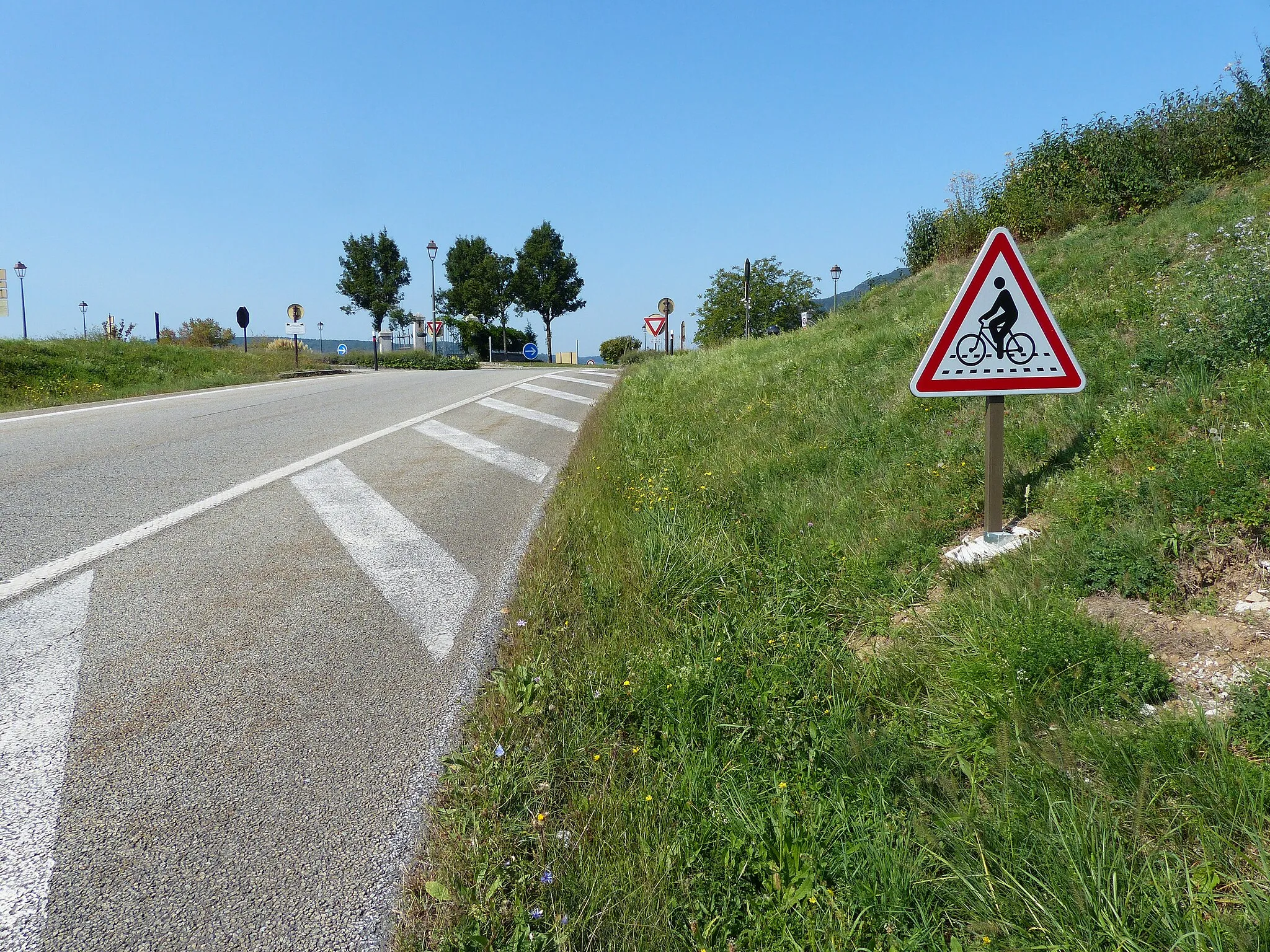 Photo showing: Panneau attention passage de cycles, sortie de la voie de Metz, Metz-Tessy, Haute-Savoie, France.