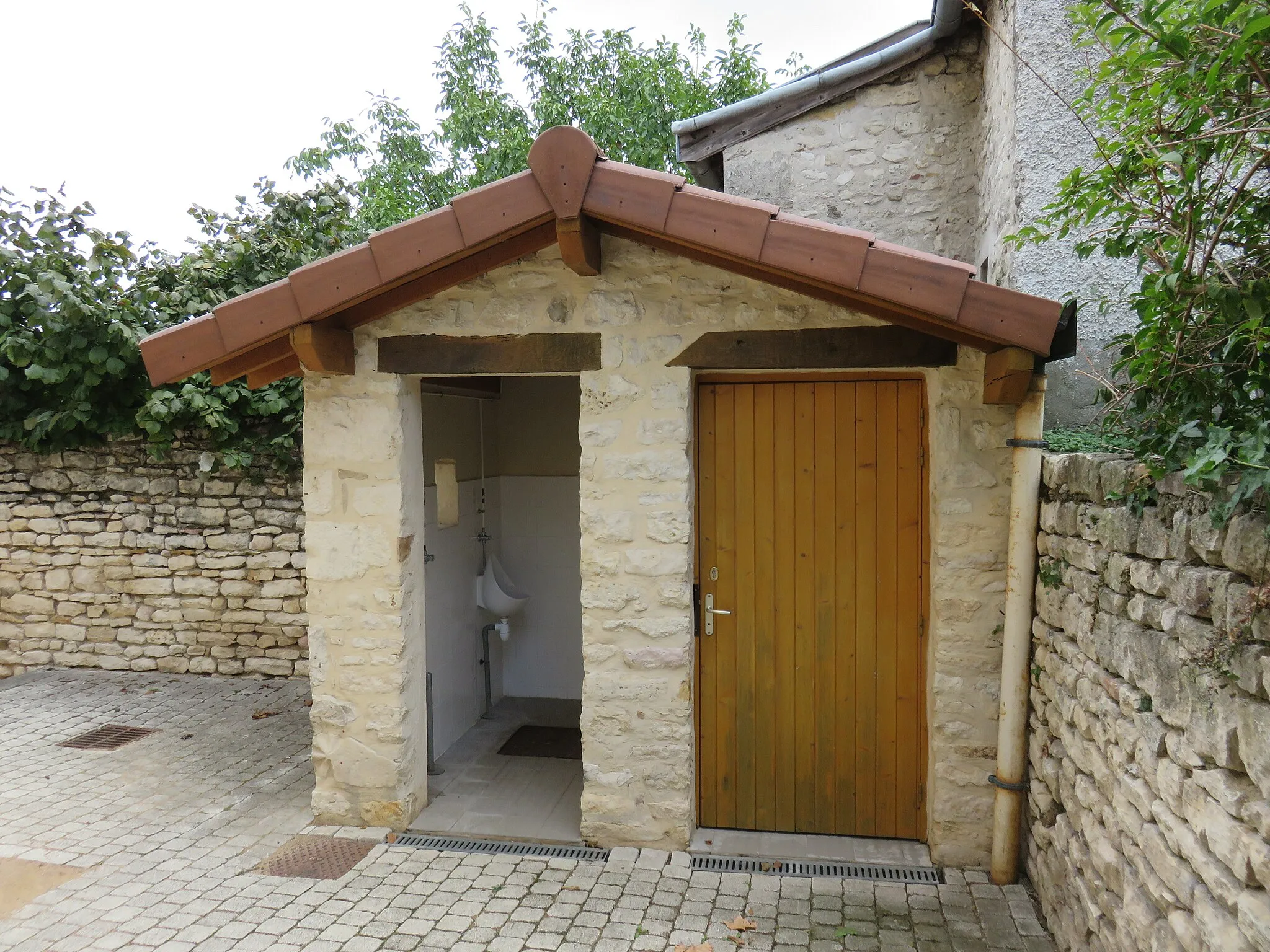 Photo showing: Toilettes publiques près de l'église à Lucenay (Rhône, France).