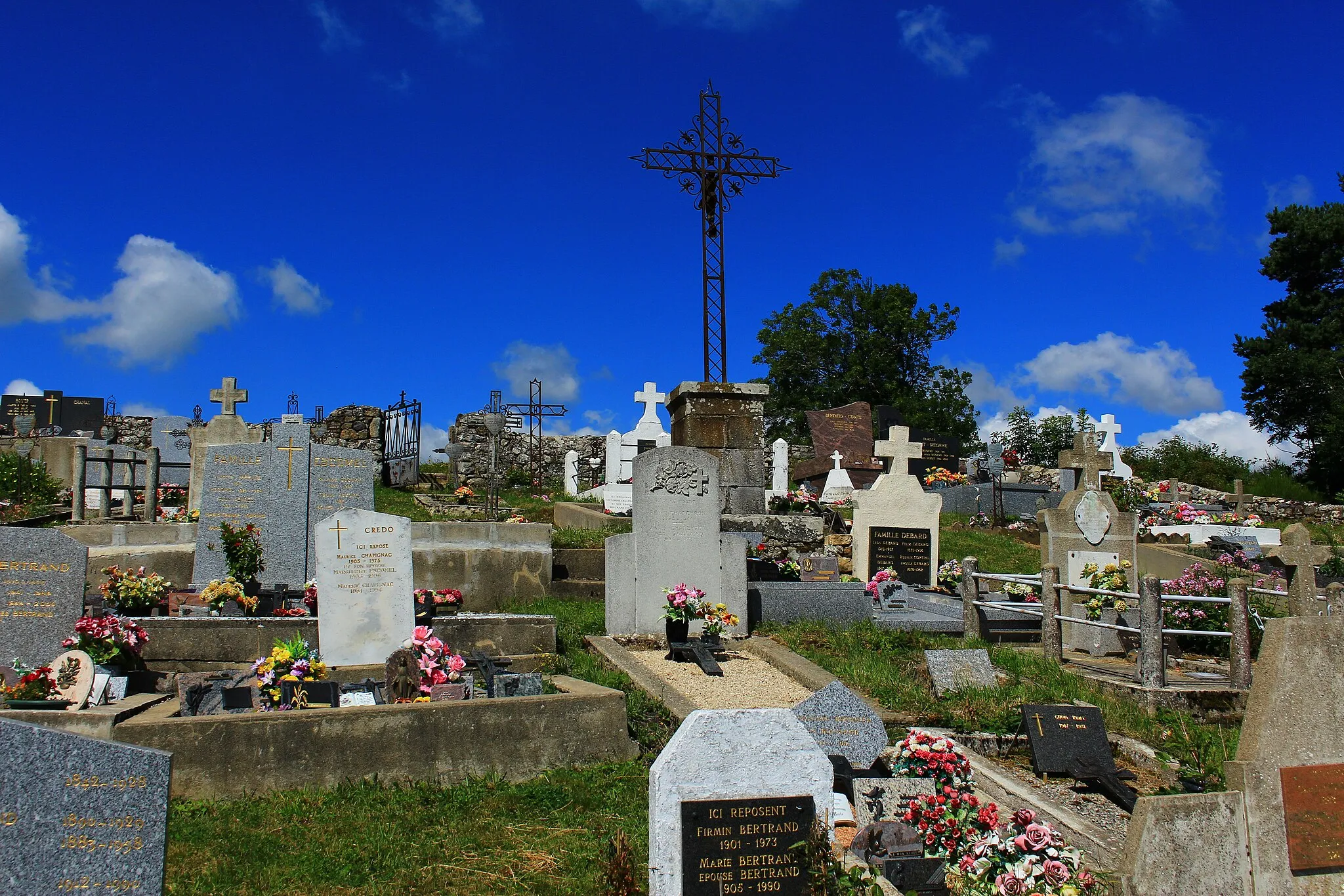 Photo showing: Le cimetière du lieu-dit de Saint-Romain-le-Désert.
Commune de Mars, Ardèche, France.

Août 2016