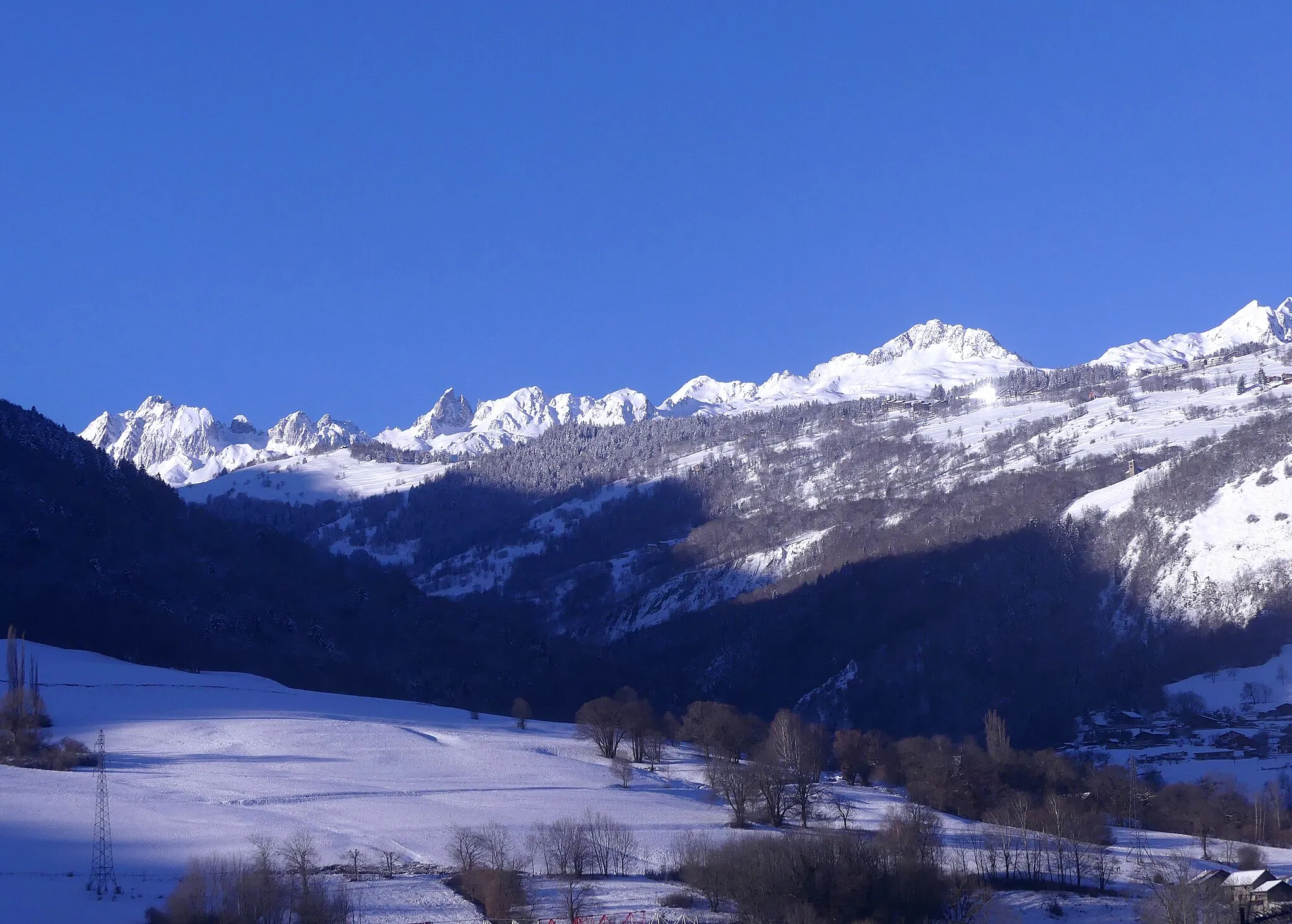 Photo showing: Sight, in a winter morning, of the heights of Aigueblanche towards Lauzière mountain range, in Tarentaise valley, en Savoie, France.