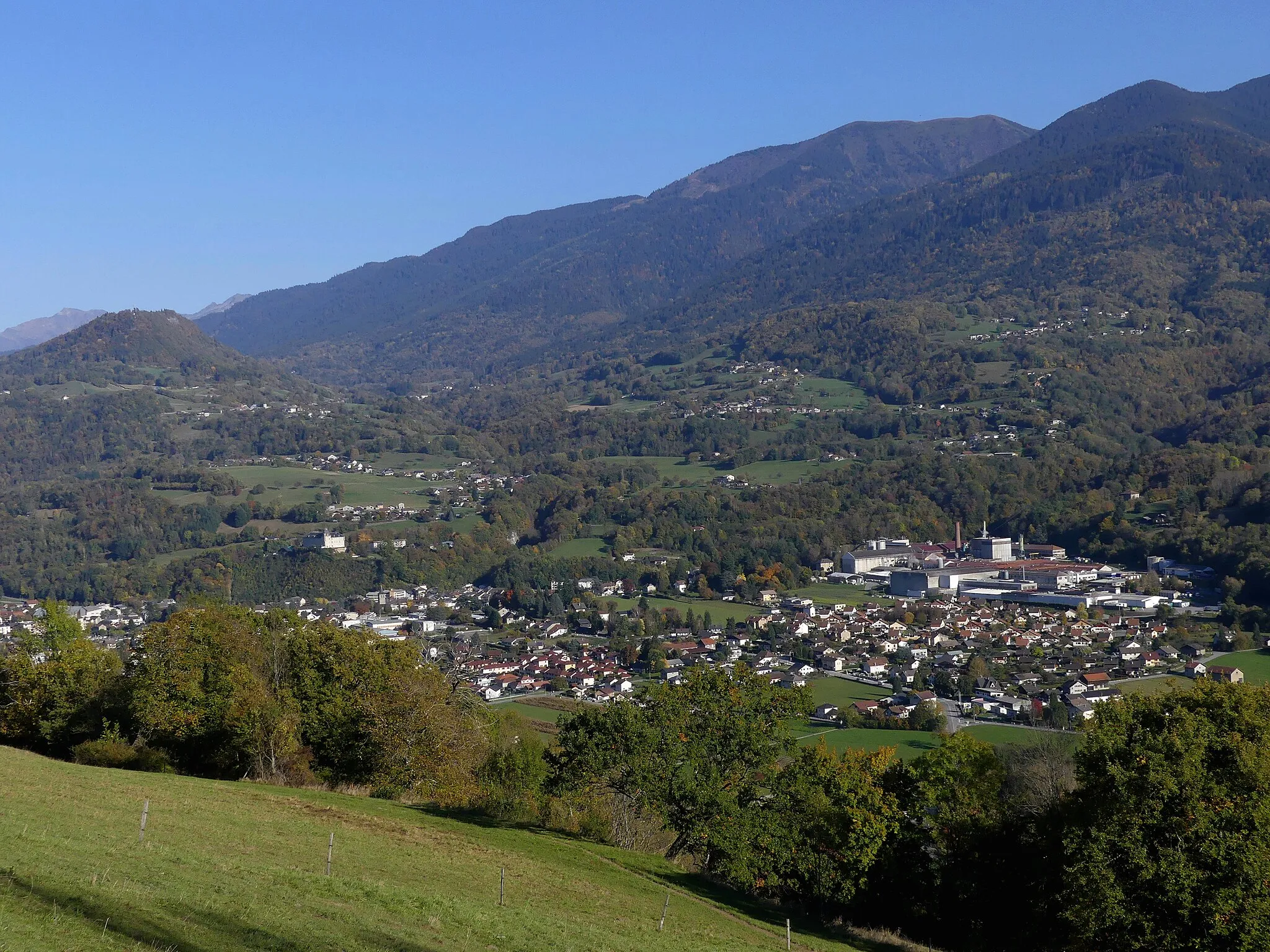 Photo showing: Sight, in autumn from La Chapelle-Blanche, of Valgelon-La Rochette, Savoie, France.