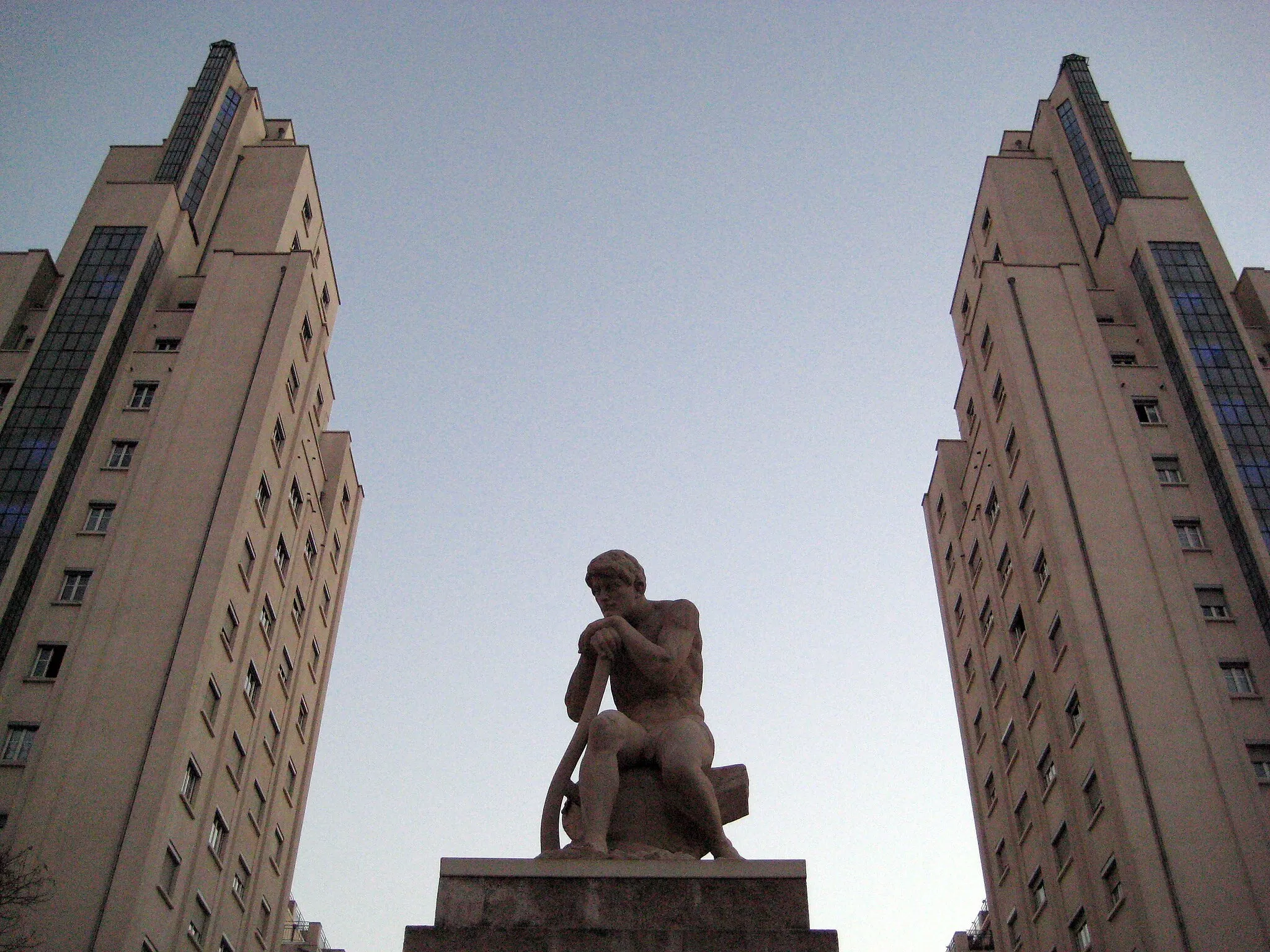 Photo showing: Les Gratte-ciel à Villeurbanne, l'entrée de l'avenue Barbusse, Statue: Le répit de l'agriculteur de Jules Pendariès