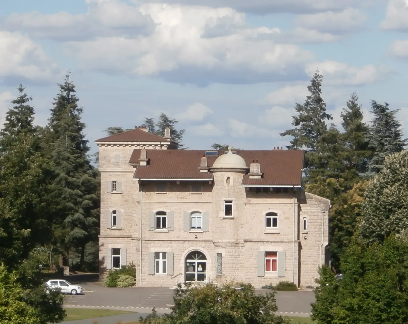 Photo showing: Roiffieux La Garde château