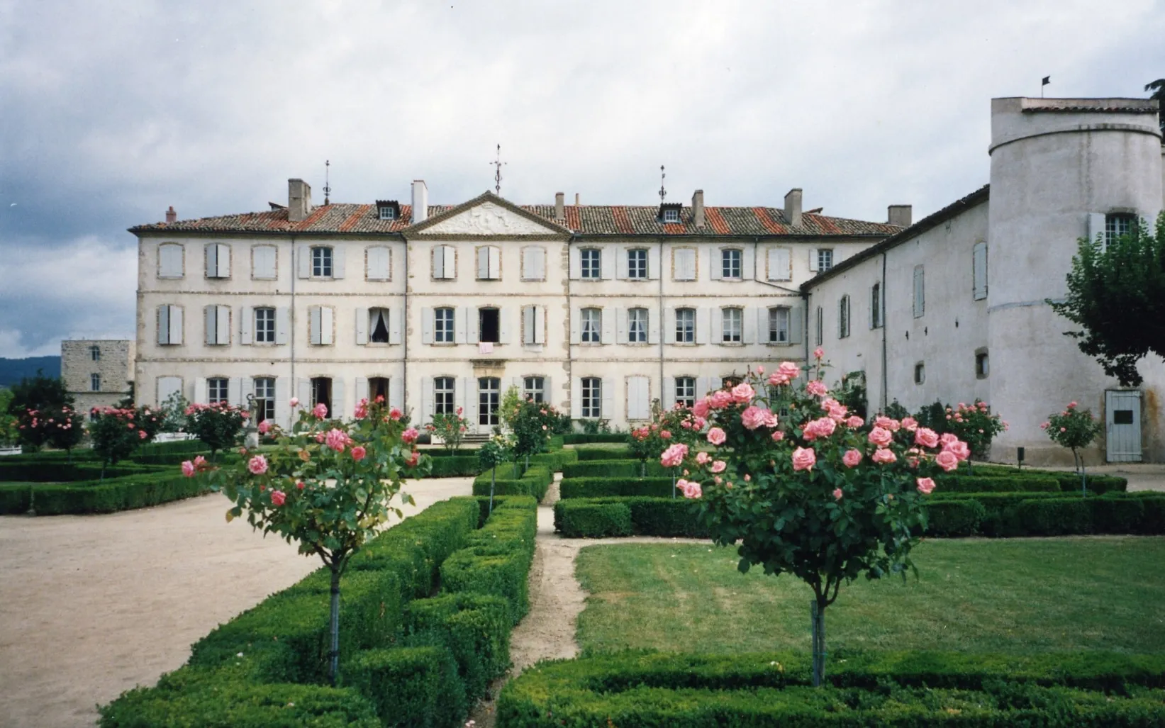 Photo showing: Saint-Clair (Ardèche) Gourdan facade et roses