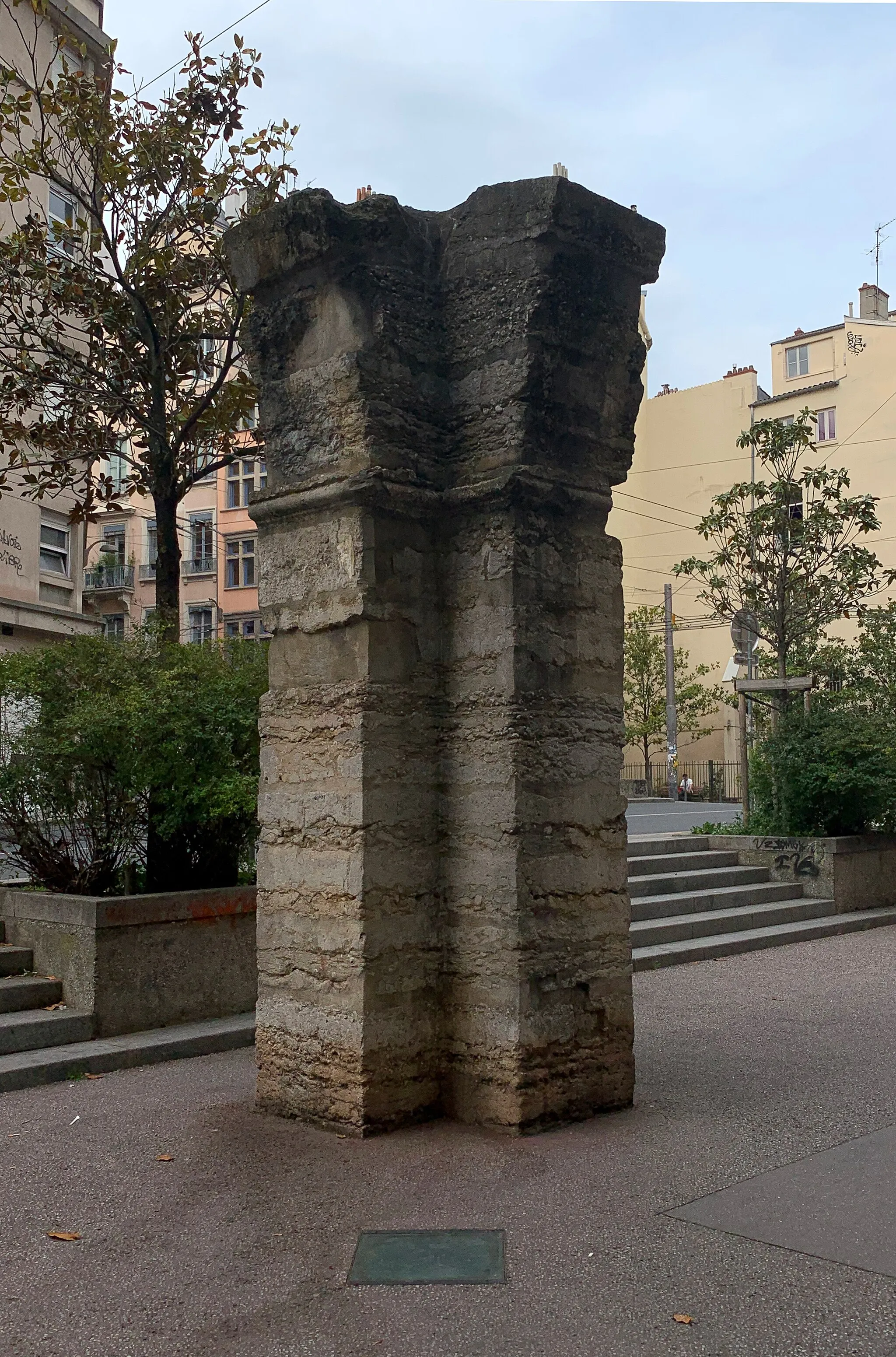 Photo showing: Pilier sur la Place de la Paix à Lyon (juin 2019).