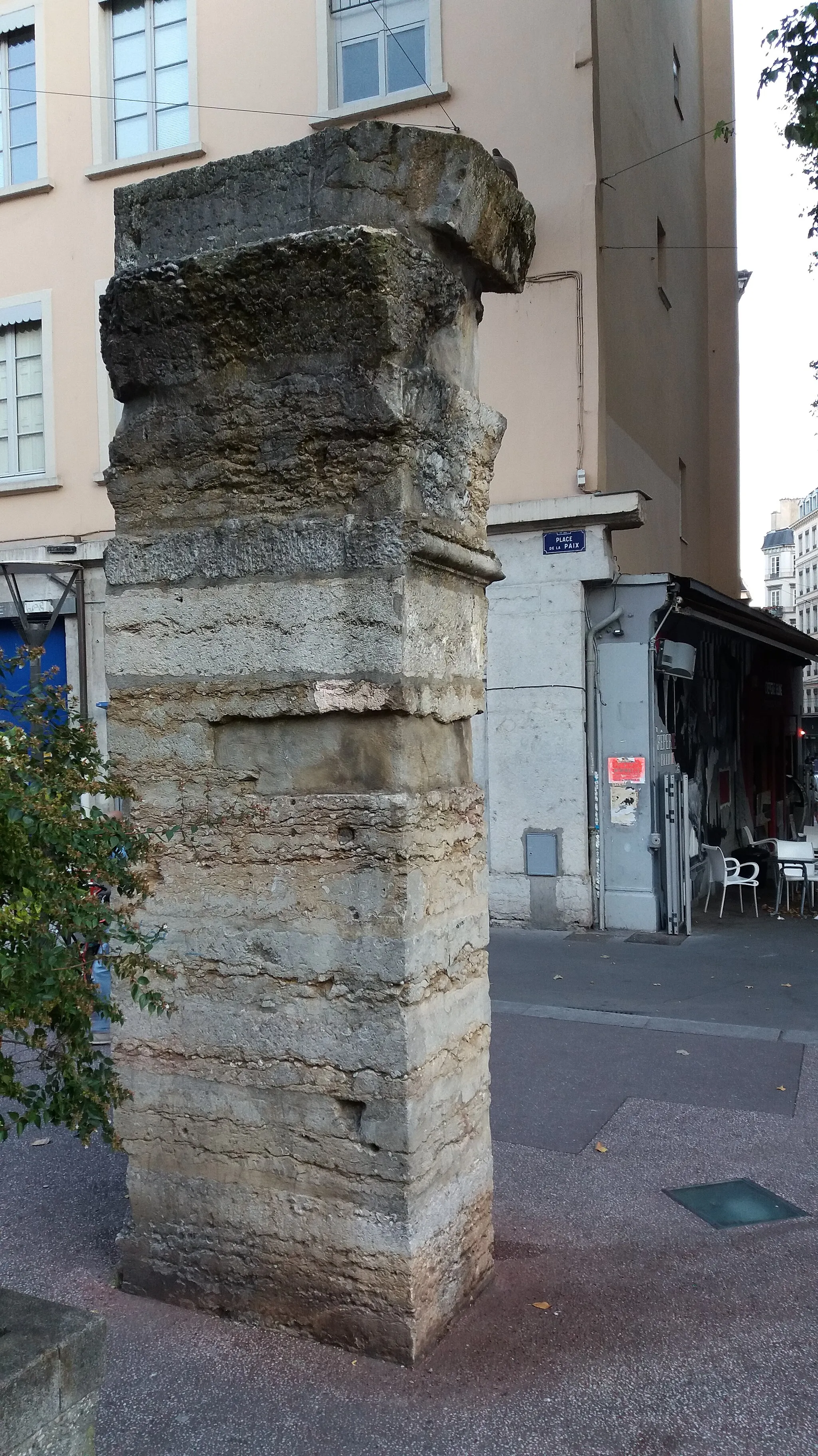 Photo showing: Place de la Paix : pile de l'ancien couvent des Carmes.