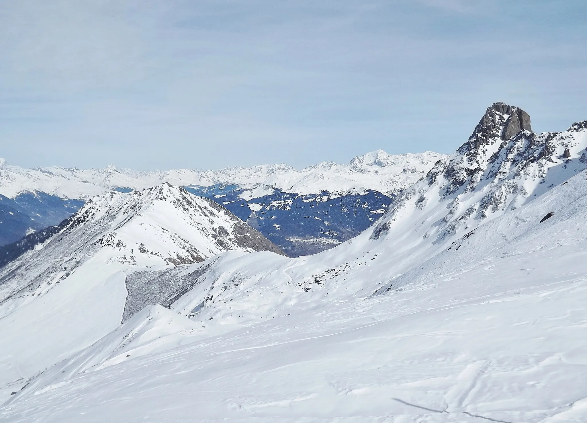 Photo showing: Panoramic sight, in winter, of the col du Gollet pass (1,981 meters high), between Crêve-Tête and Grand Niélard mountains, at Valmorel ski resort, in Savoie, France.