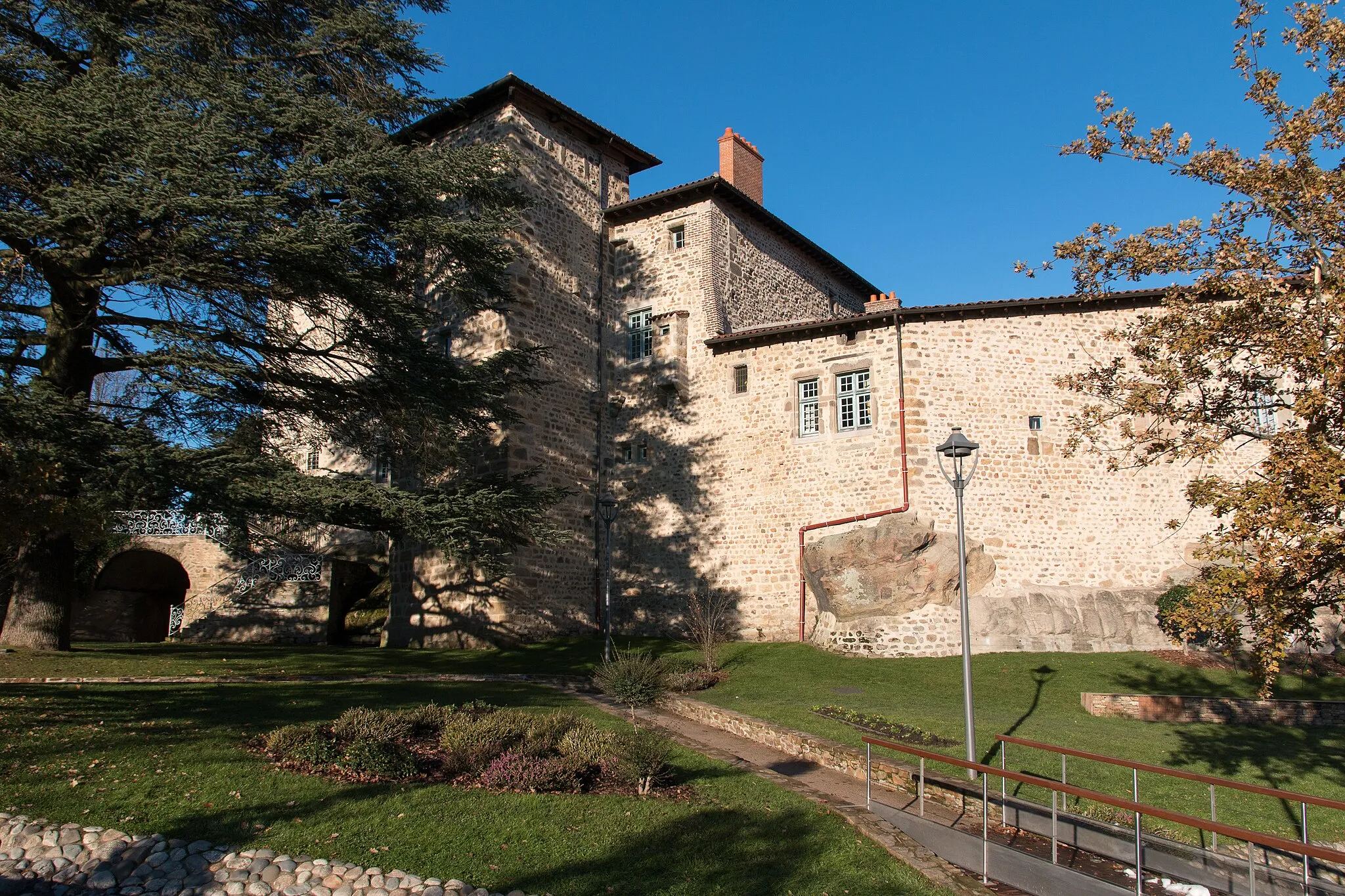 Photo showing: This building is inscrit au titre des monuments historiques de la France. It is indexed in the base Mérimée, a database of architectural heritage maintained by the French Ministry of Culture, under the reference PA00117568 .