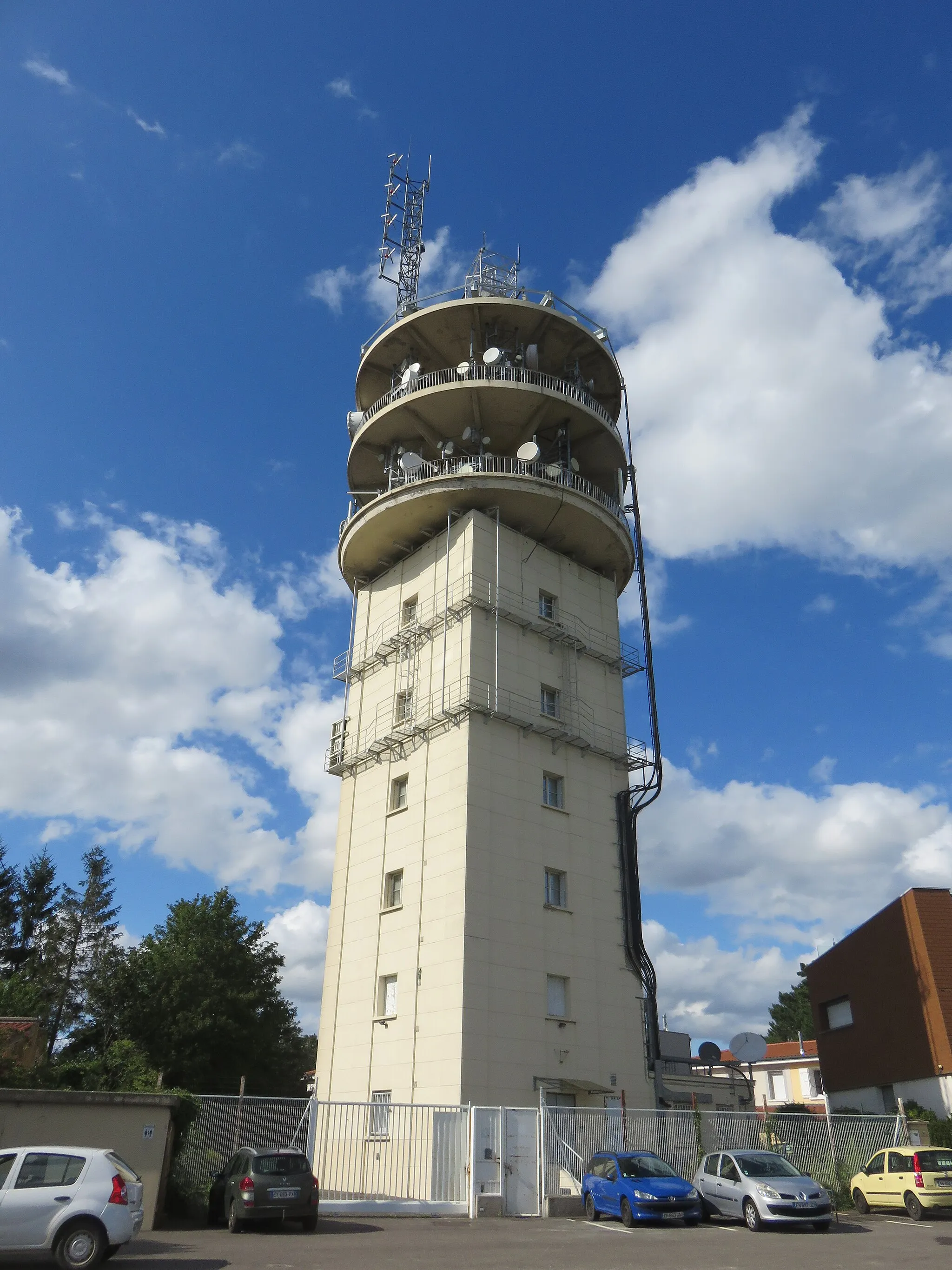 Photo showing: Émetteur radio, au sommet du Mont Cindre, à Saint-Cyr-au-Mont-d'Or (Rhône, France).