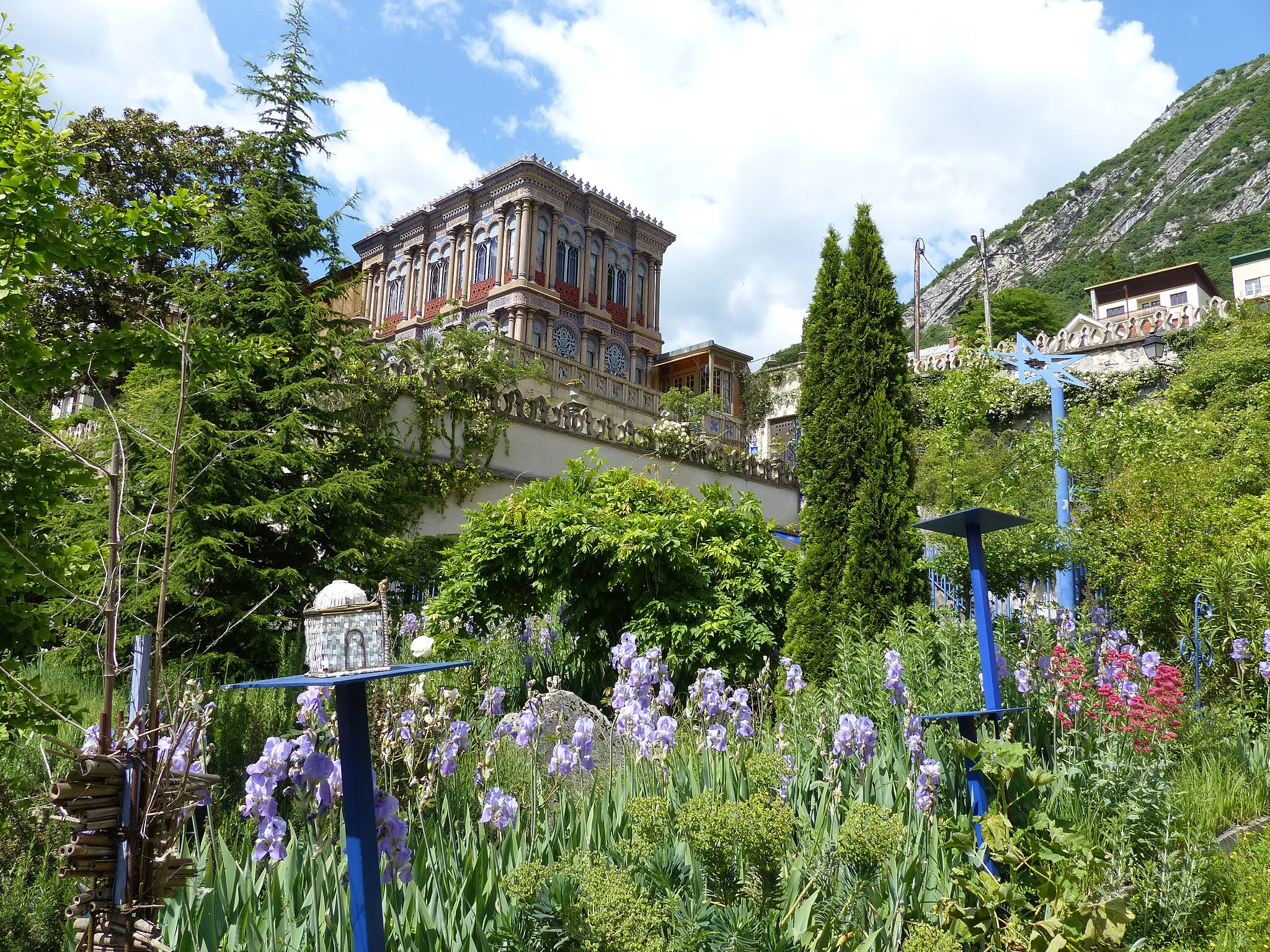 Photo showing: La Casamaures, Saint-Martin-le-Vinoux, Isère, France. Cette photo fait partie d'une série de 30 photos. Don à Wikimédia par Sylvie Jeanson, à l'occasion des 30 ans de l'association "La Casamaures d'hier et d'aujourd'hui", dans le cadre des Journées contributives à la Casamaures du 4 et 5 avril 2015. Photo autorisée par l'association et par la proprietaire Christiane Guichard.

La Casamaures et ses jardins.