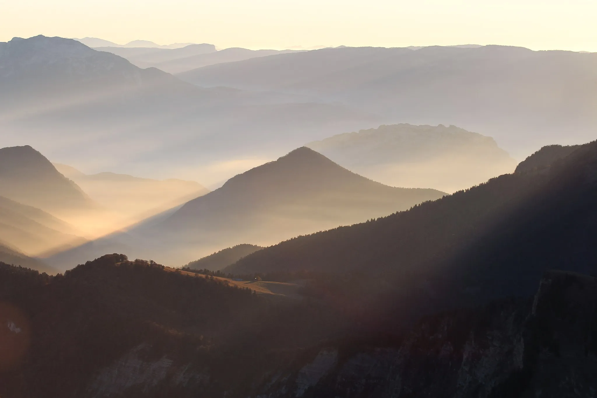 Photo showing: Chartreuse Mountains, Saint-Pierre-d'Entremont, France. Mont Saint-Eynard, L'Écoutoux and Le Néron (north of Grenoble) from Dent de Crolles.