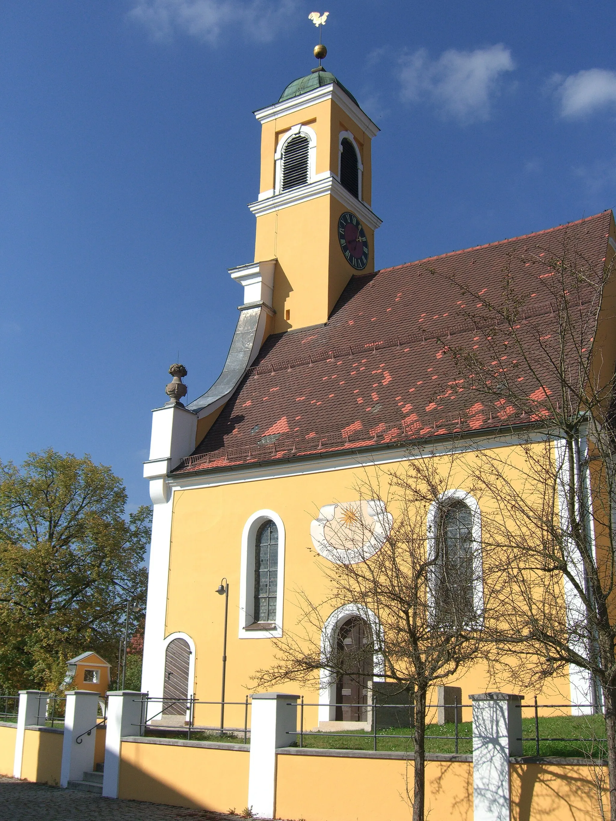 Photo showing: Tower and parts of the nave of the St. Georgs-Pfarrkirche (lutheran) in Igensdorf in Bavaria, Germany.