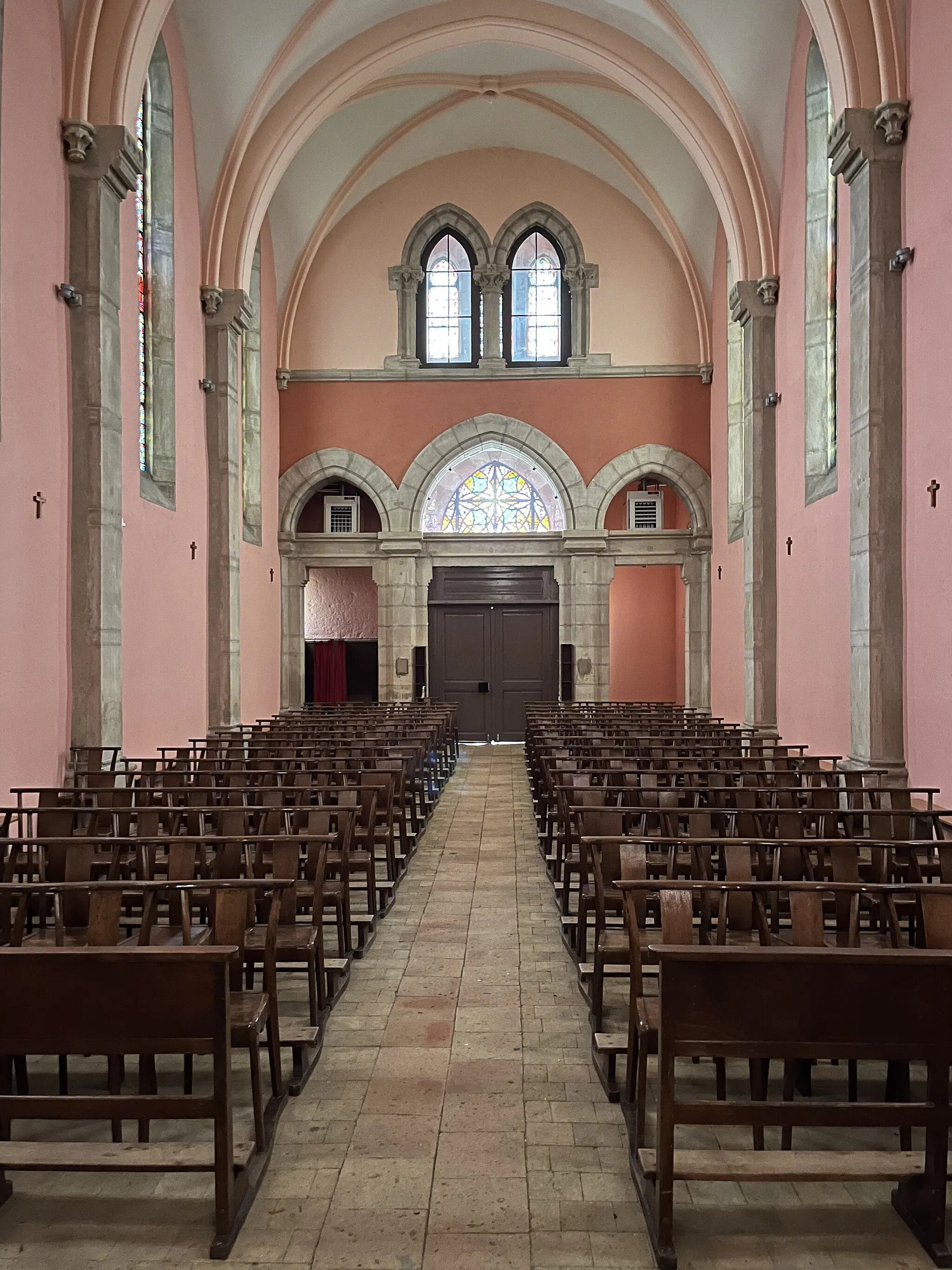 Photo showing: Vue intérieure de l'église du Mas Rillier en novembre 2021.