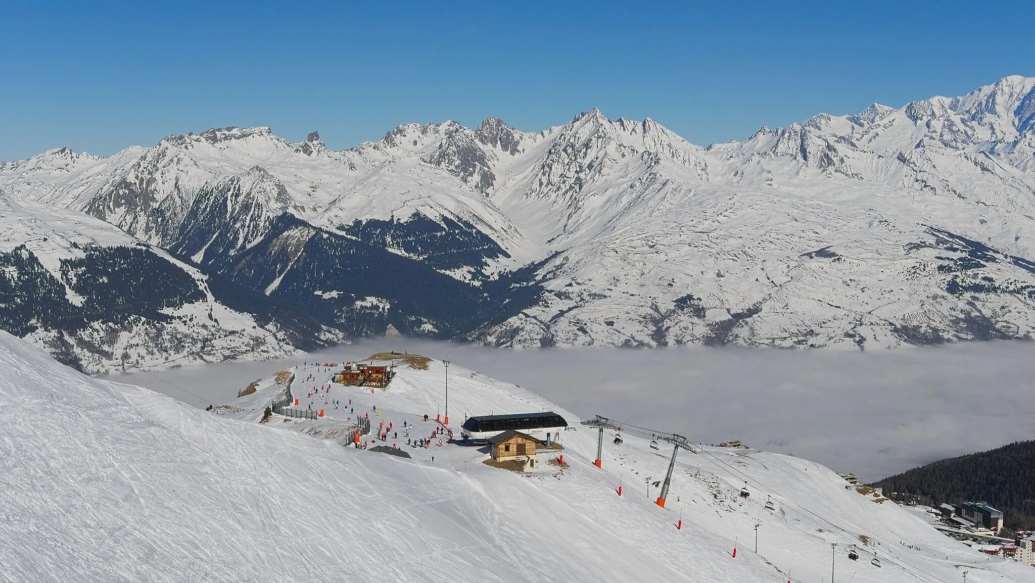 Photo showing: Paradiski, ski lift, summit station. Taken in La Plagne, Le Biolley, Savoie, France.