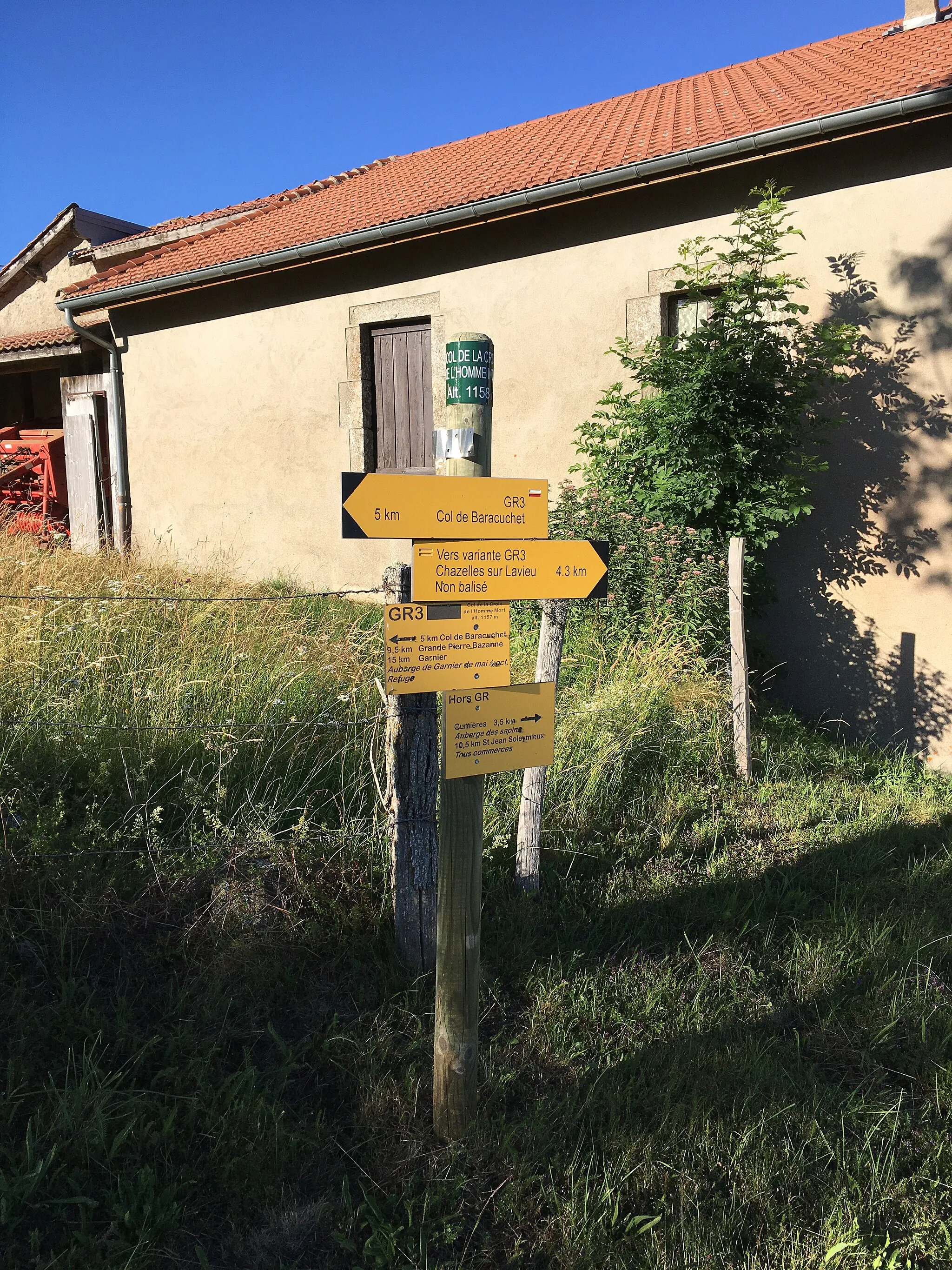 Photo showing: Panneaux d'indications de randonnée au col de la Croix de l'Homme Mort, sur la commune de Gumières.