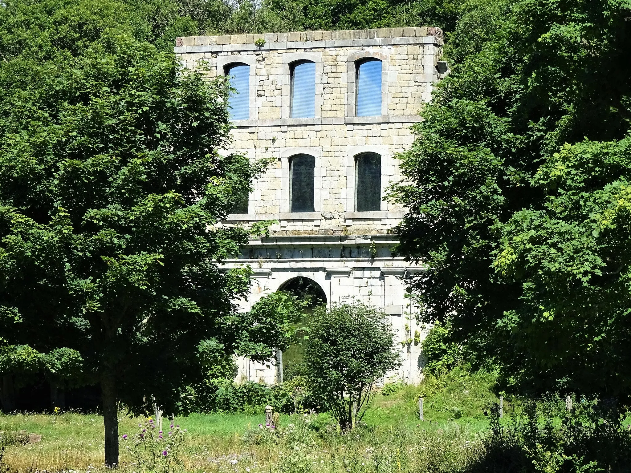 Photo showing: De cette immense Chartreuse du 12° siècle, il ne reste que deux bâtiments qui ne soient pas en ruines.