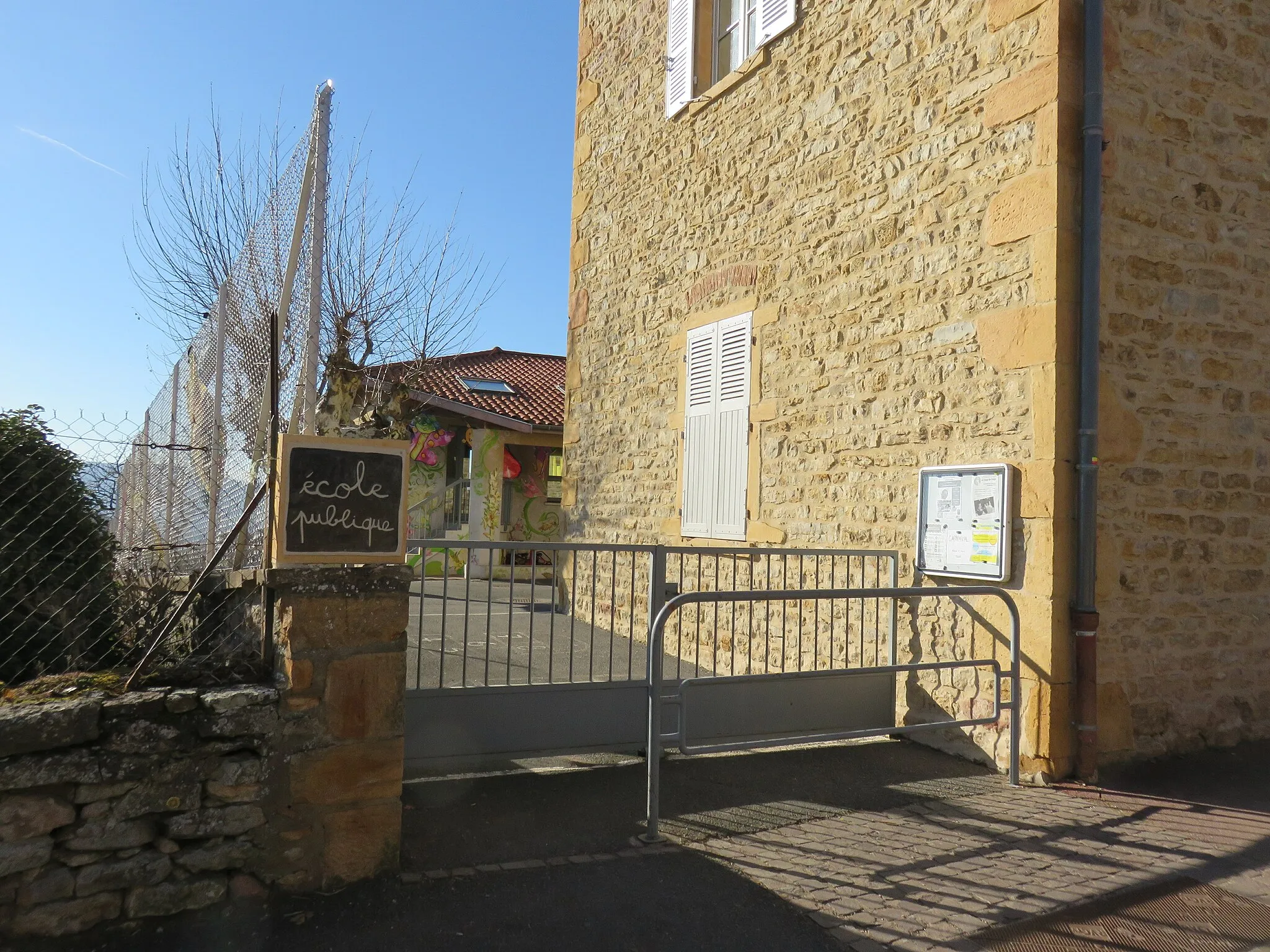 Photo showing: Entrée de l'école primaire publique de Sainte-Paule (Rhône, France).