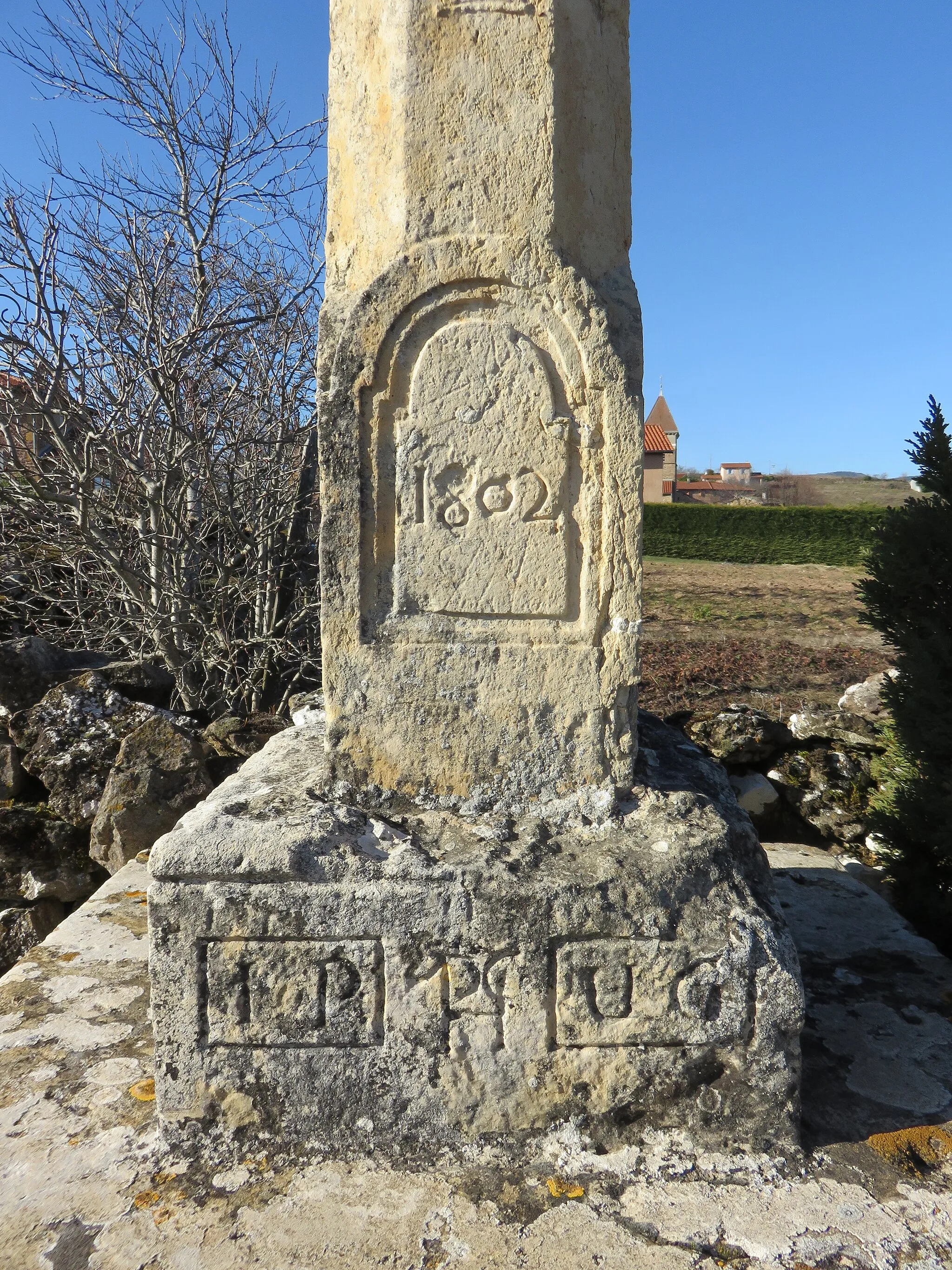 Photo showing: Croix de chemin de 1802, au bord de la route départementale 31 à Sainte-Paule (Rhône, France).