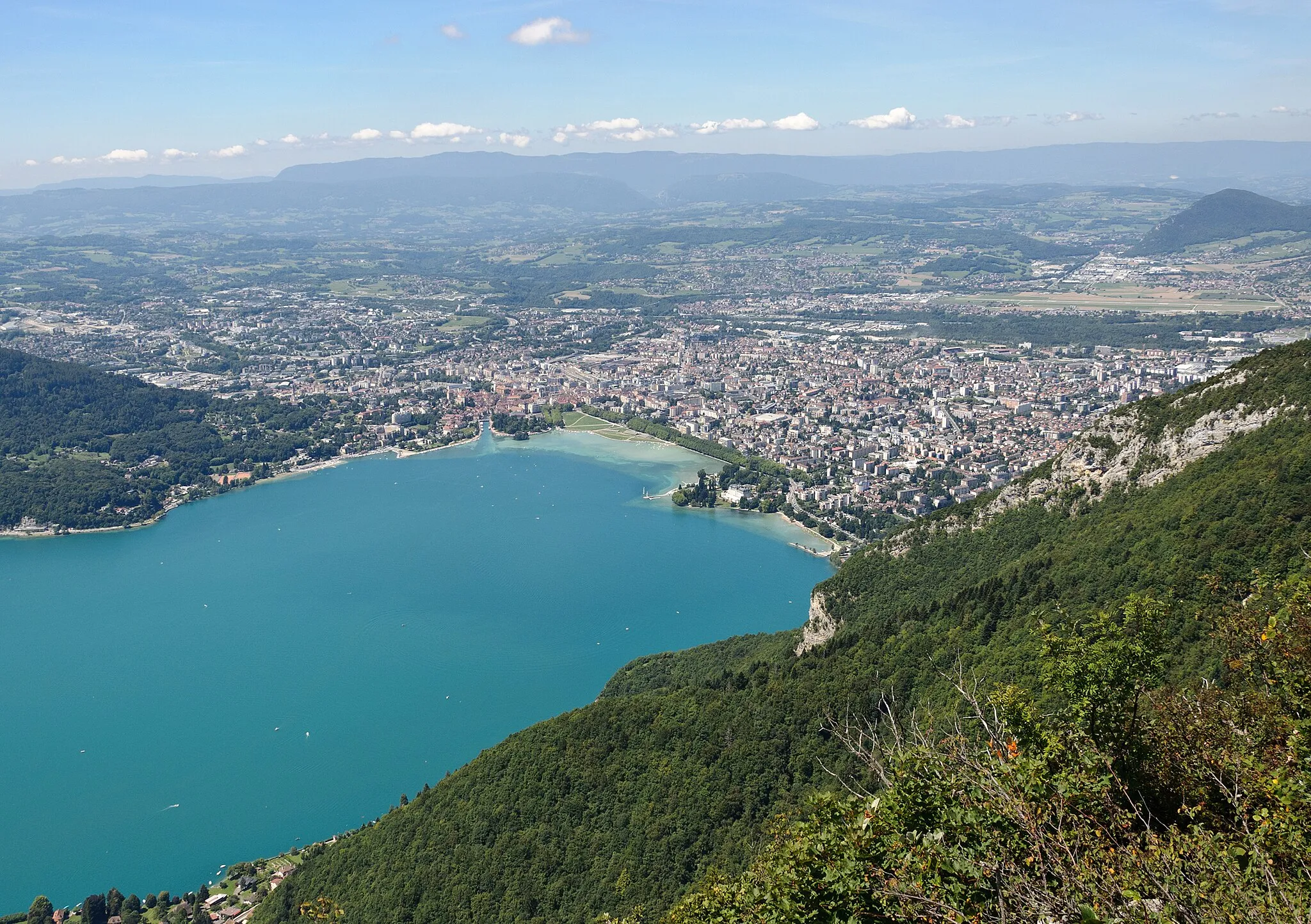 Photo showing: Annecy and Lake Annecy seen from Mount Veyrier, Haute-Savoie, France.