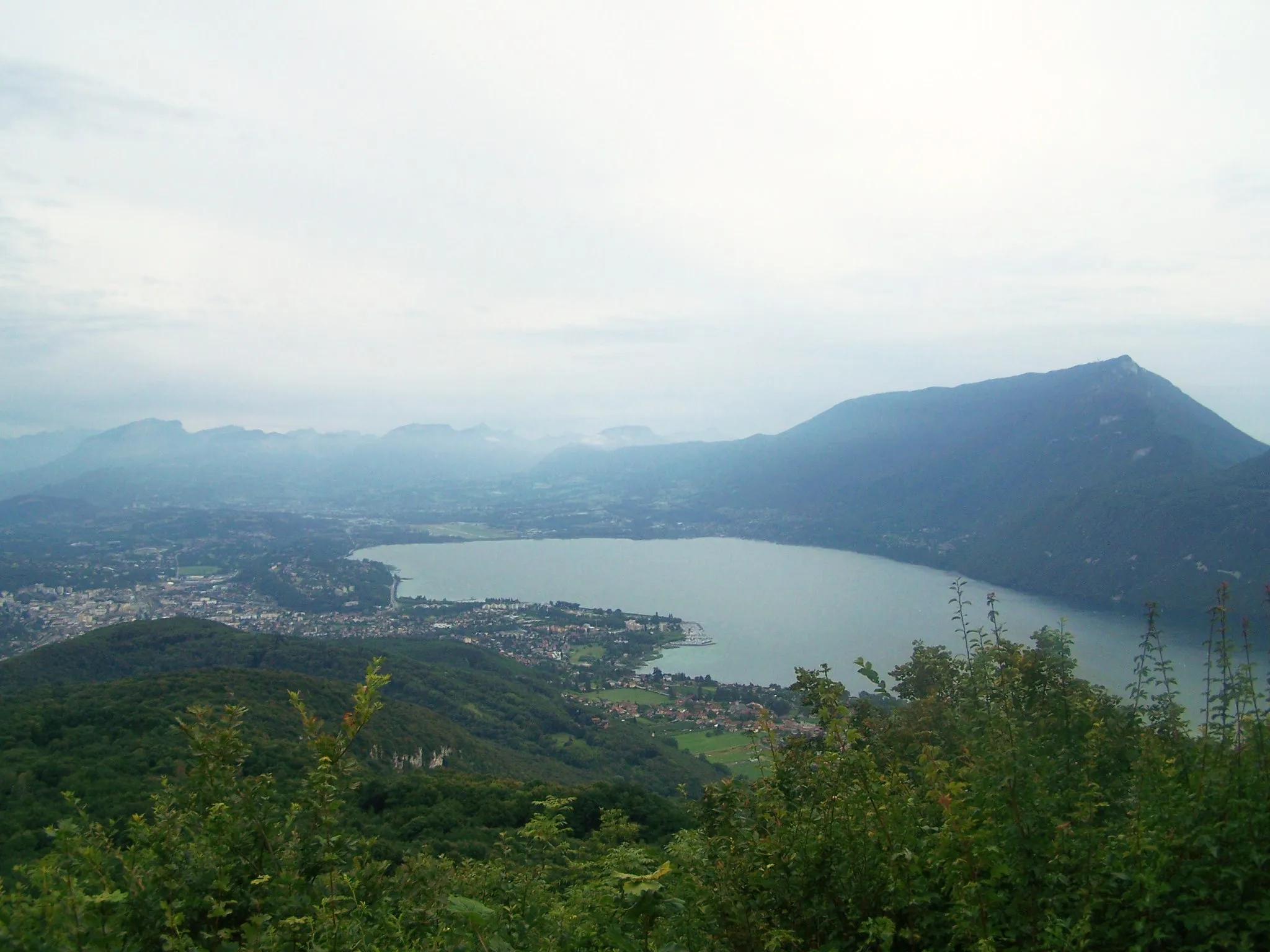 Photo showing: Broad landscape on the Lac du Bourget (Bourget lake) and the city of Aix-les-Bains in Savoie, France since the Corsuet forest.