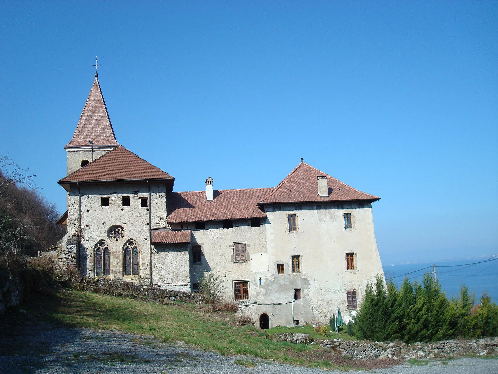 Photo showing: Vue du prieuré de Meillerie, situé en haute-Savoie, depuis l'Est (chevet et bâtiment conventuel).