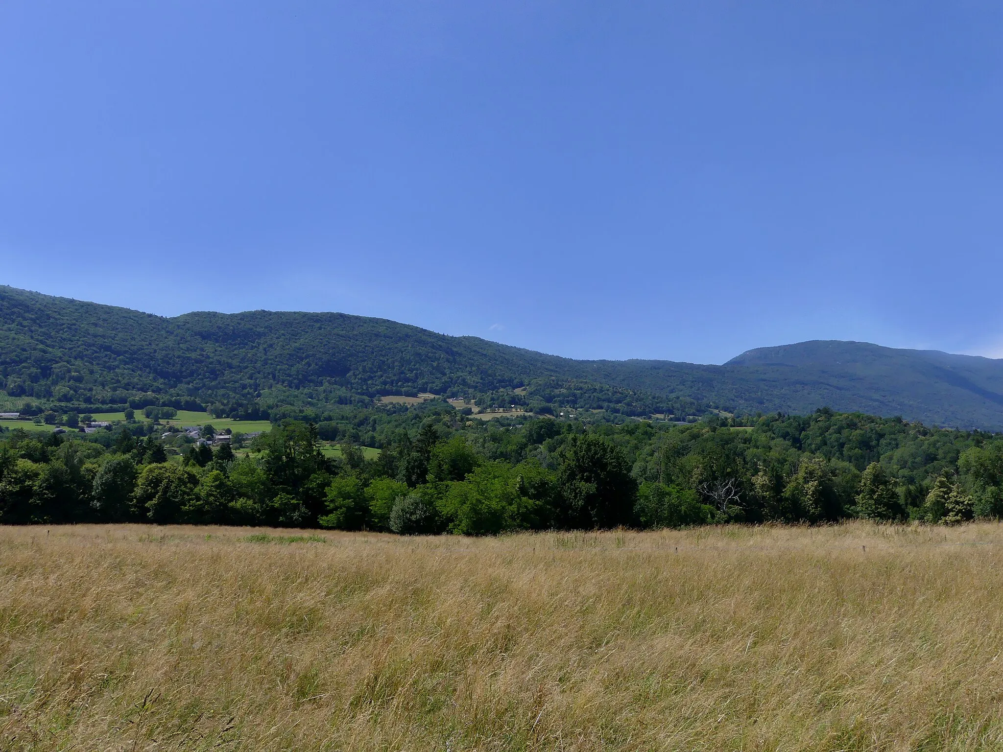 Photo showing: Sight of Bois de Comberlin woodland and chaîne de l'Épine mountain, in Vimines, Savoie, France.