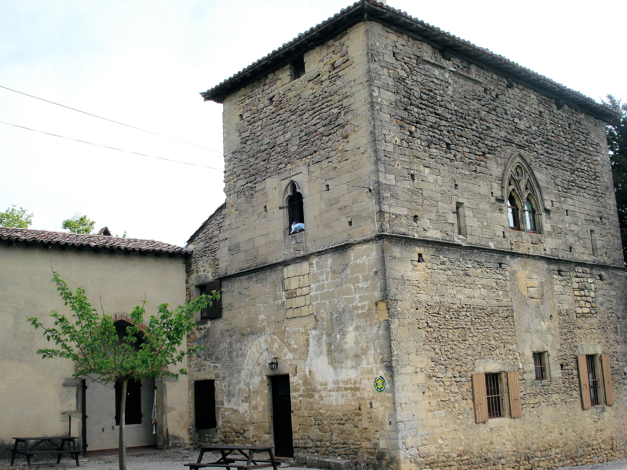 Photo showing: restes de l'ancien château situés près de l'église à Bathernay, Drôme