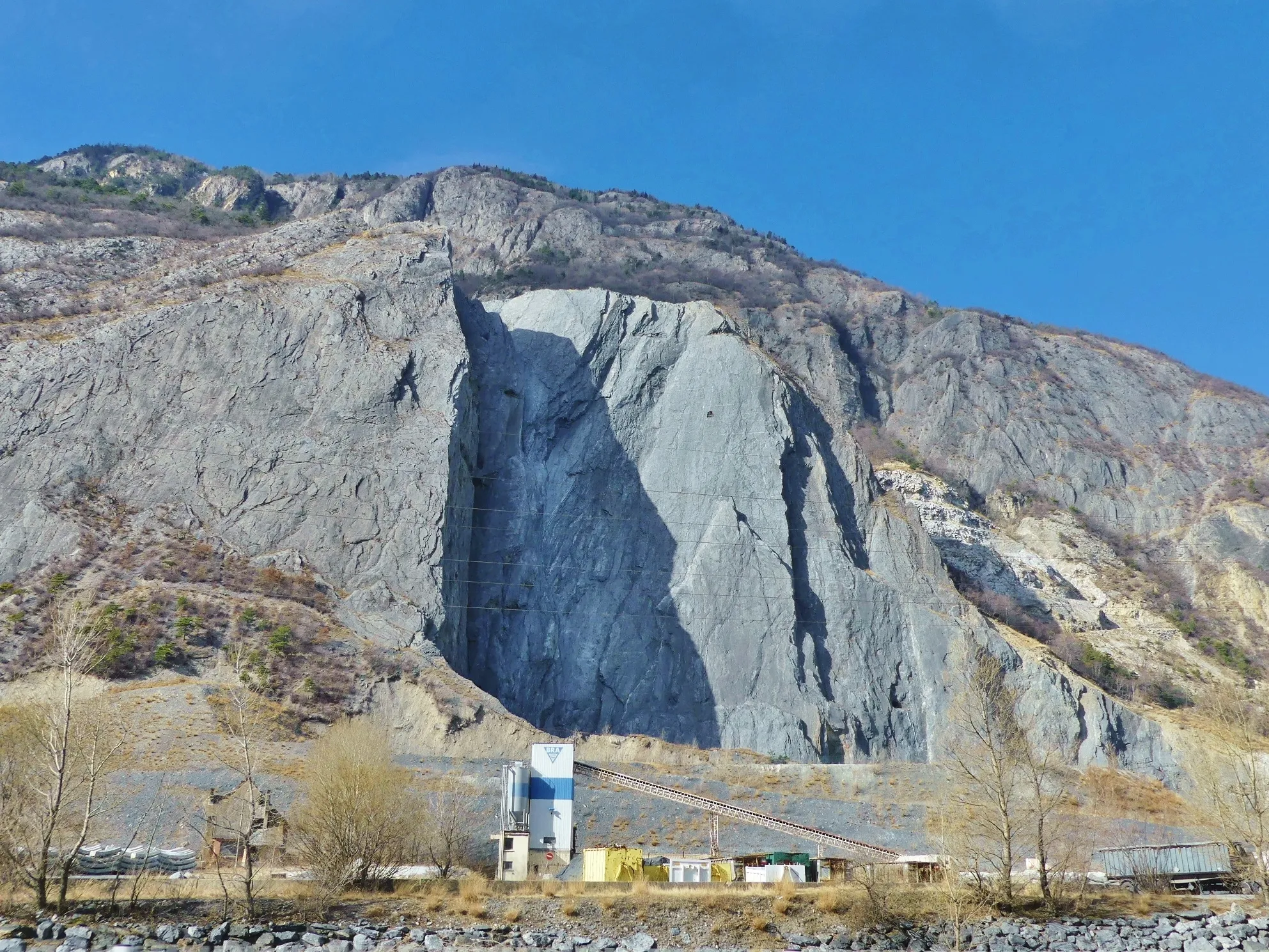 Photo showing: Sight of 'Calypso' limestone quarry, at the limit of Saint-Martin-de-la-Porte and Montricher-Albanne communes in the Maurienne valley, Savoie, France. In 2017, it could be used again to provide materials during the construction of the tunnel of the future high-speed railway from Lyon to Turin.