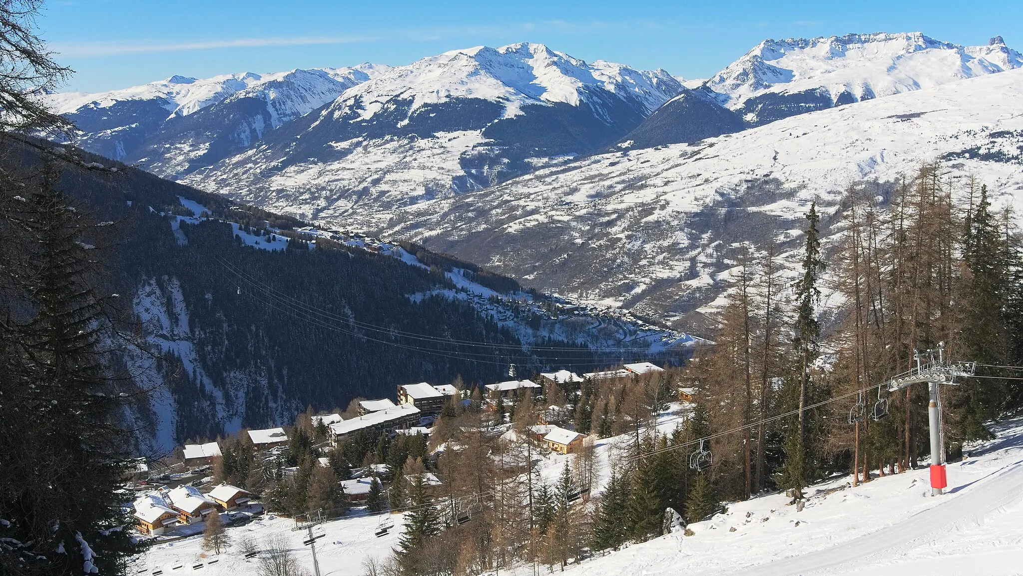 Photo showing: Paradiski, view towards La_Plagne, Vanoise Express. Taken in Les Arcs, slope retour combe écureuils, Savoie, France.