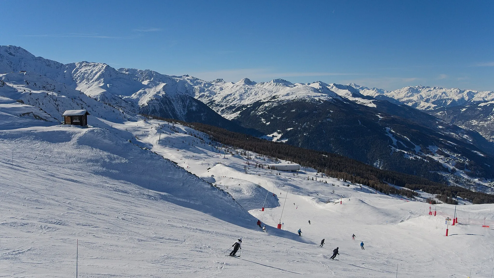 Photo showing: Paradiski, view towards La Plagne. Taken in Les Arcs, summit station ski lift Vagere 24, Savoie, France.