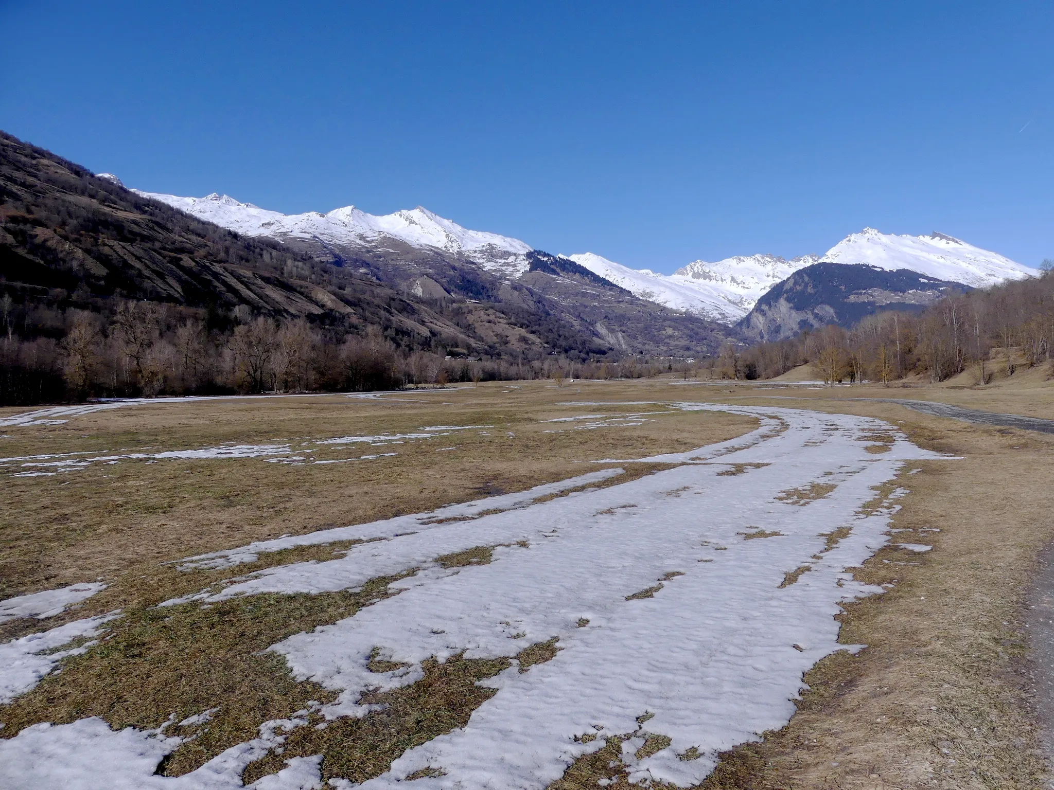 Photo showing: Sight, at the end of winter, of melting snow on Hauteville-Gondon plain, in Bourg-Saint-Maurice, Savoie, France.